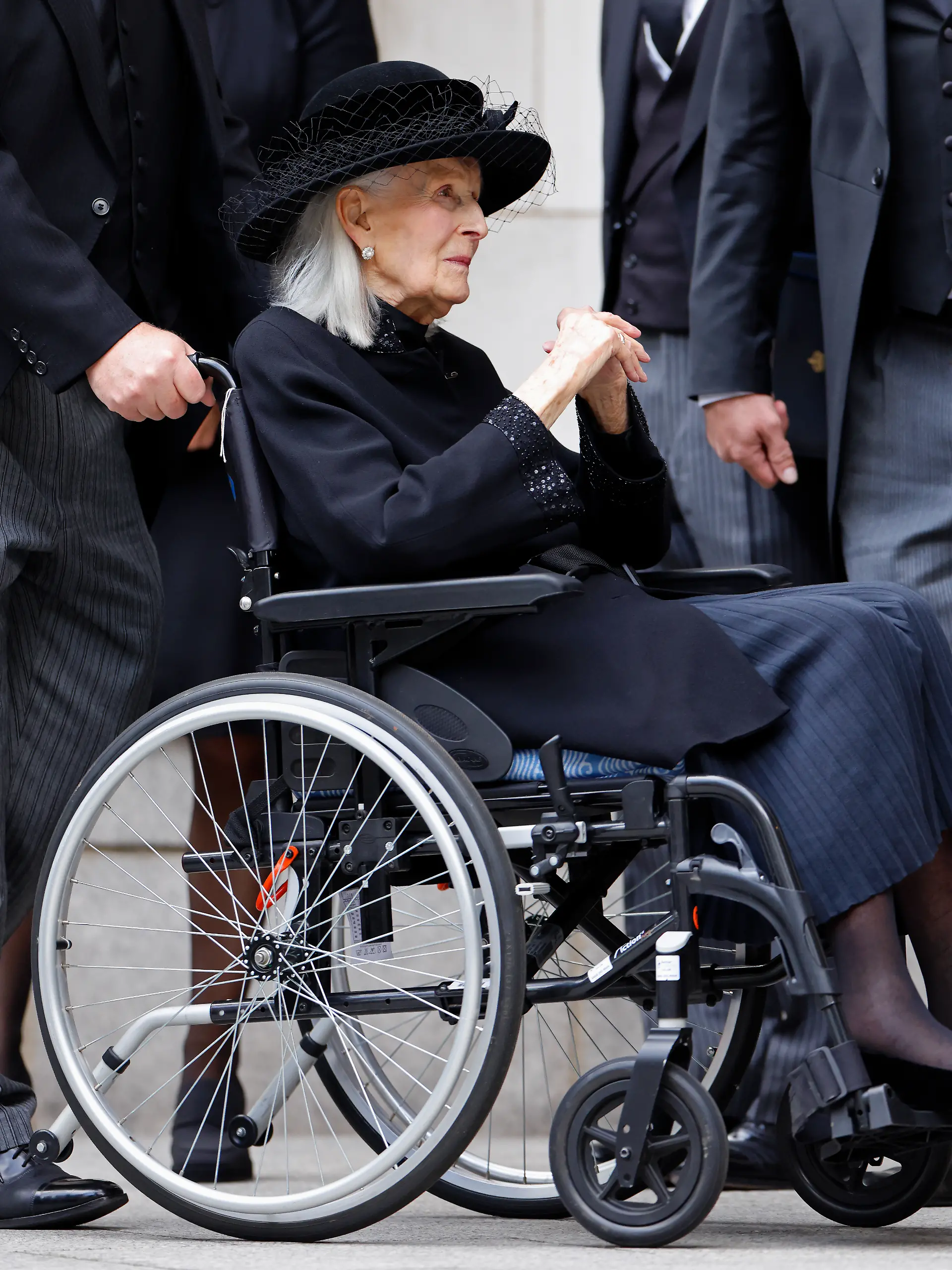 Bereits 2025 zeigt sich Prinzessin Alexandra im Rollstuhl: Bei der Trauerfeier für ihre Schwägerin Katharine, Herzogin von Kent, nimmt die damals 88-Jährige in London Abschied.