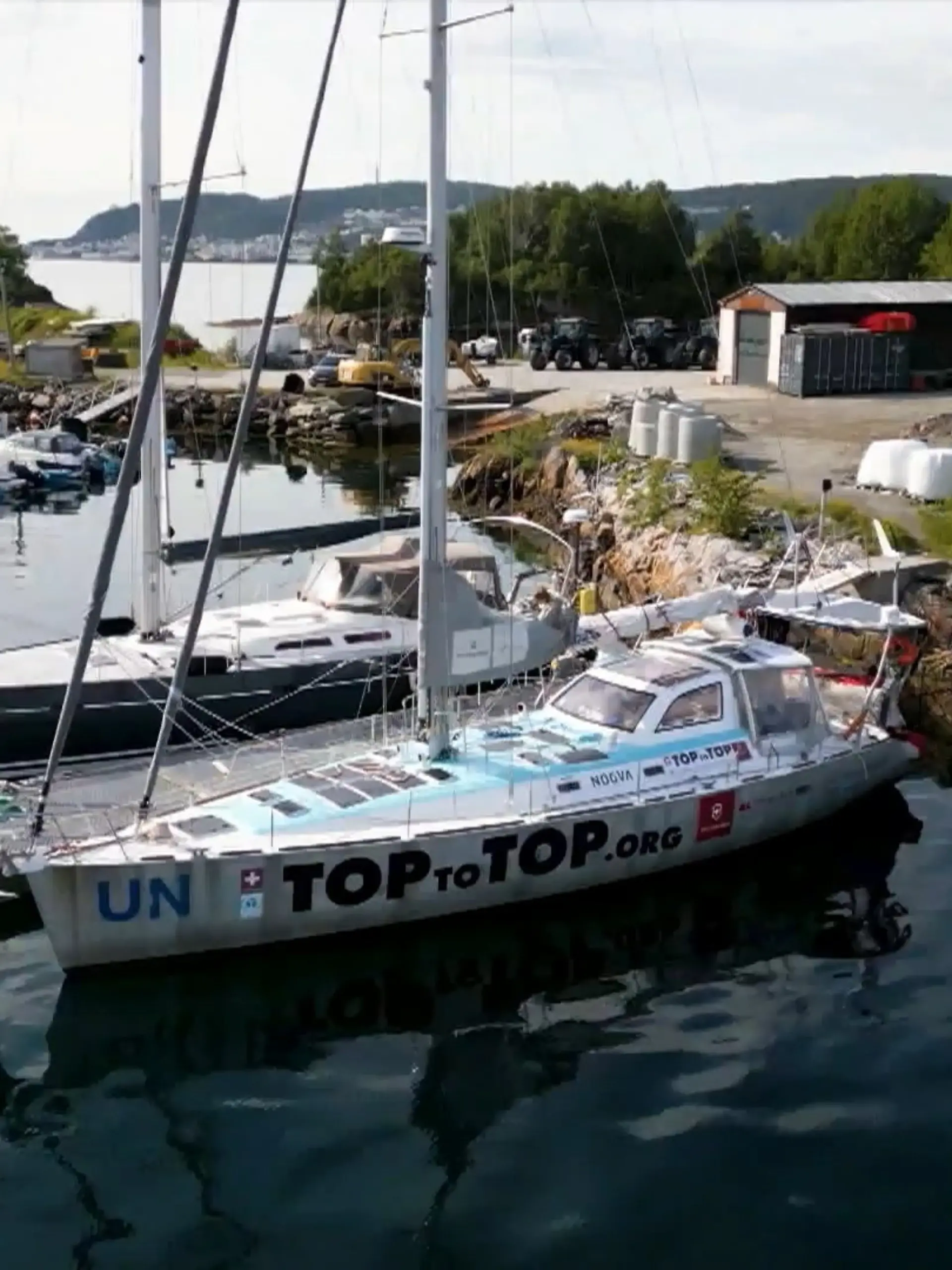 Bild zu: "Achtköpfige Familie lebt auf auf Segelboot"