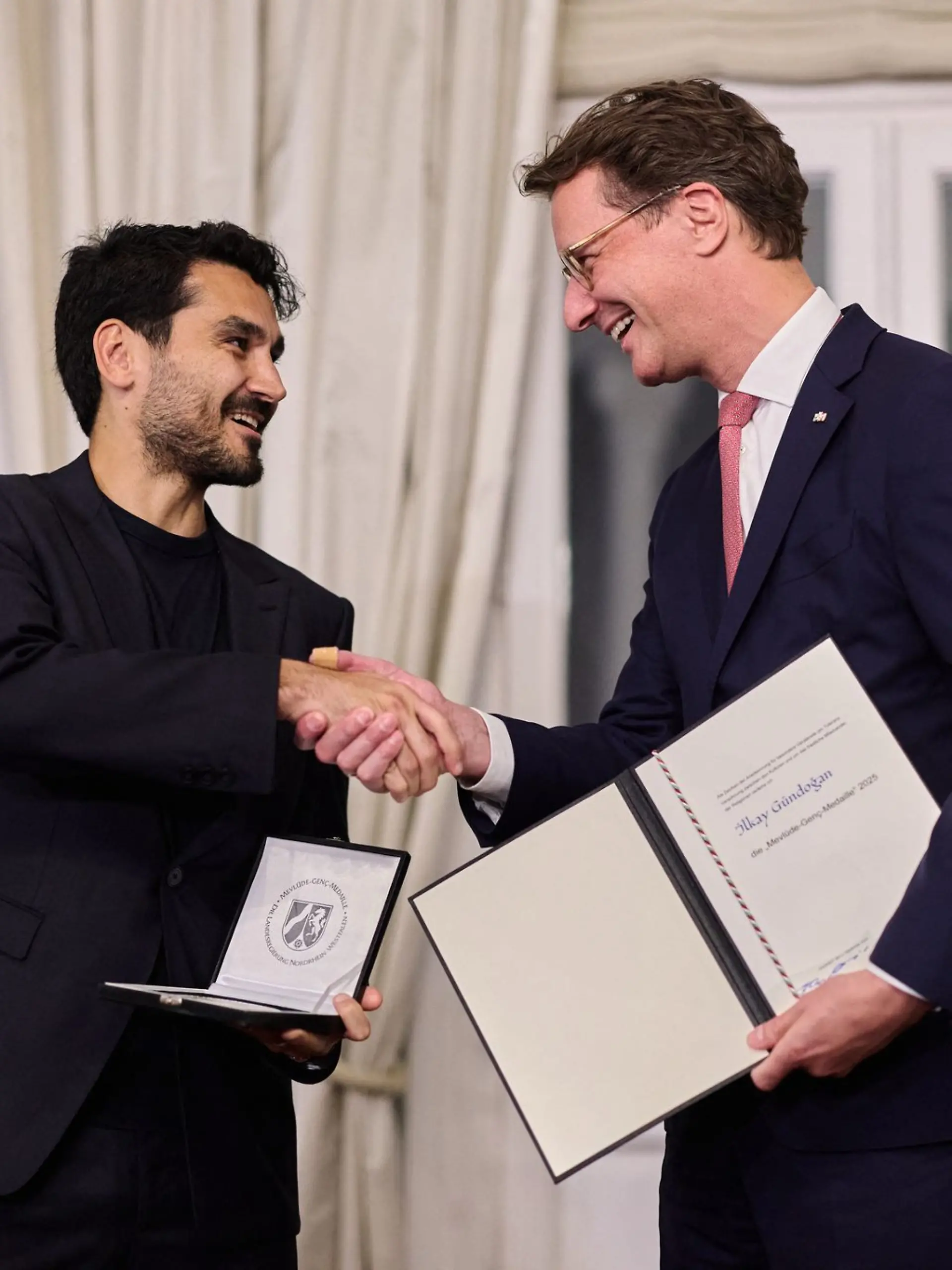 Bild zu: "Wüst verleiht Medaille an Gündoğan "