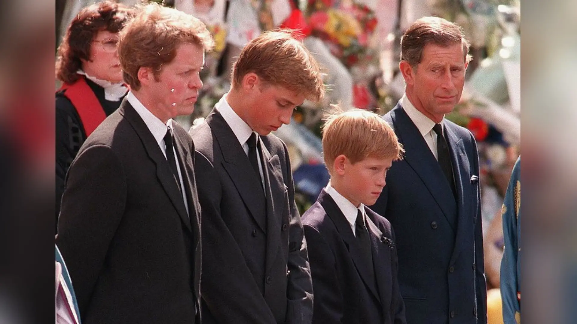 Charles Spencer (l.) gemeinsam mit Prinz William, Prinz Harry und dem damaligen Prinzen Charles bei der Beerdigung von Lady Diana.