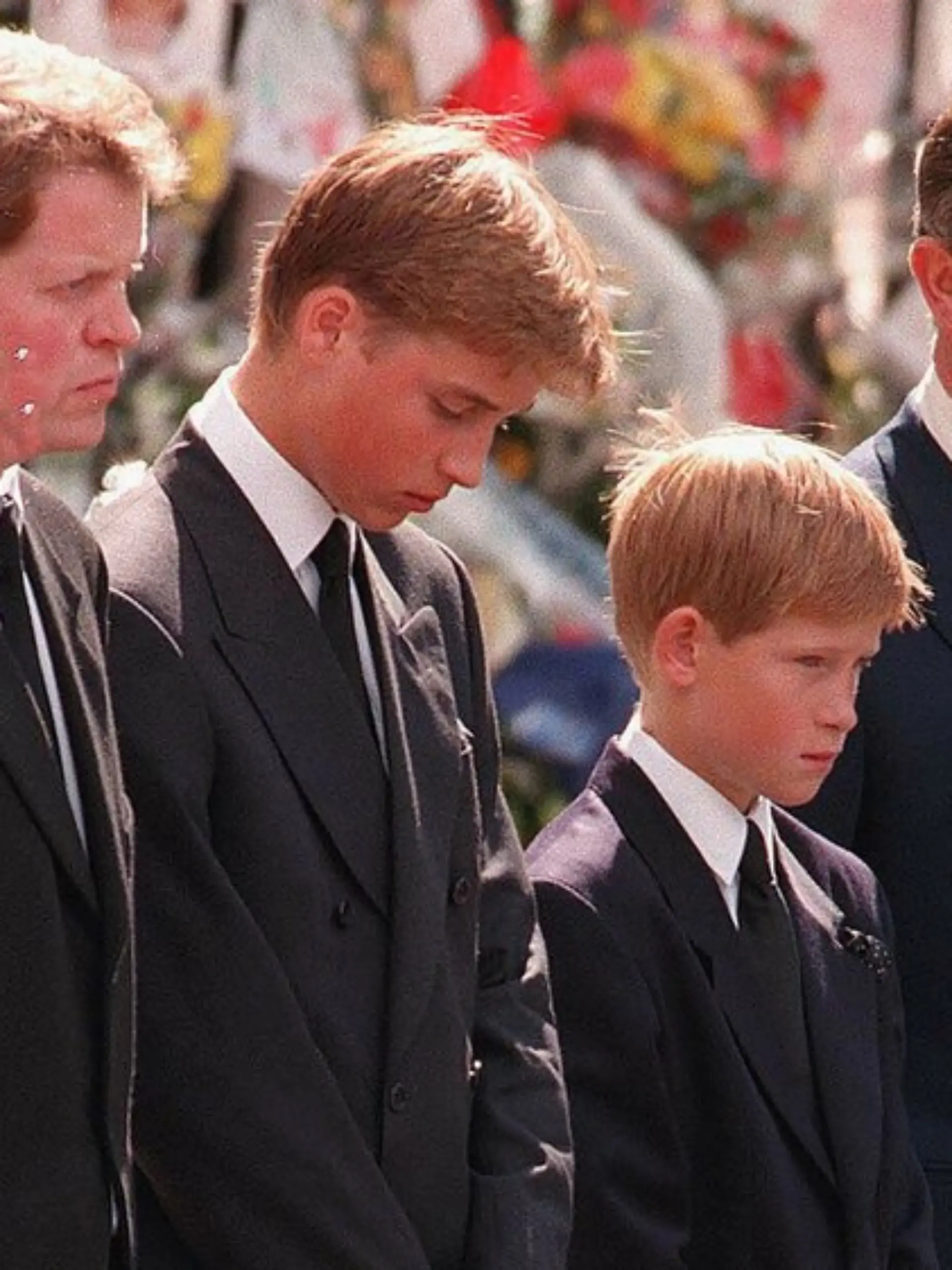Charles Spencer (l.) gemeinsam mit Prinz William, Prinz Harry und dem damaligen Prinzen Charles bei der Beerdigung von Lady Diana.