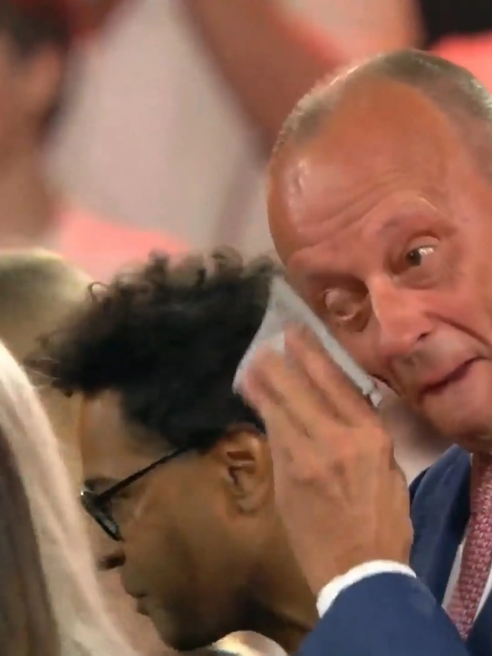 Bild zu: "Bundeskanzler Friedrich Merz bricht in Tränen aus – nach Preisvergabe!"