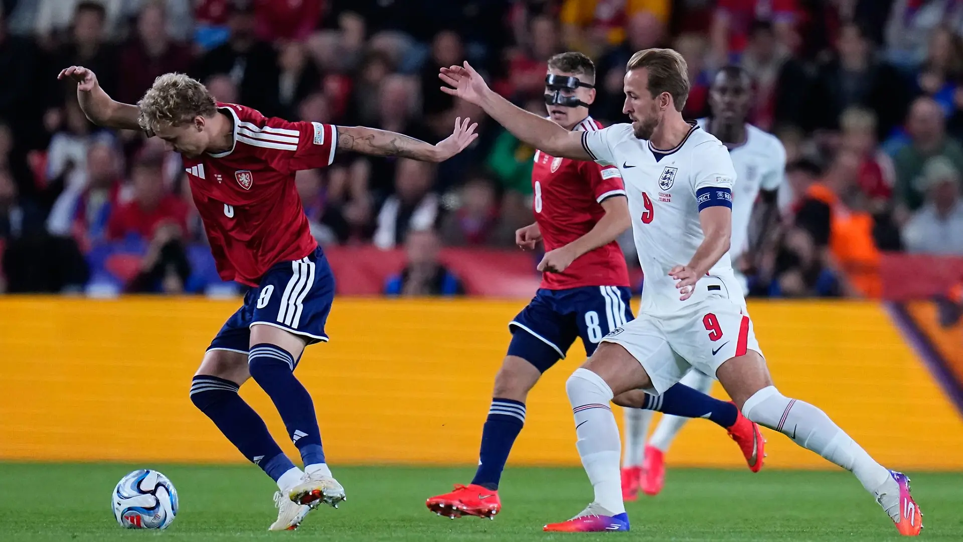 Harry Kane (rechts) traf erneut für England.
