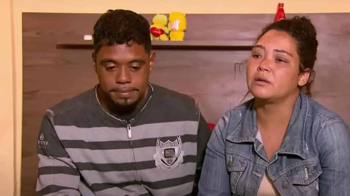 Ranielly Santos (rechts) und ihr Mann Victor da Silva sitzen erschüttert auf einem Bett und trauern.