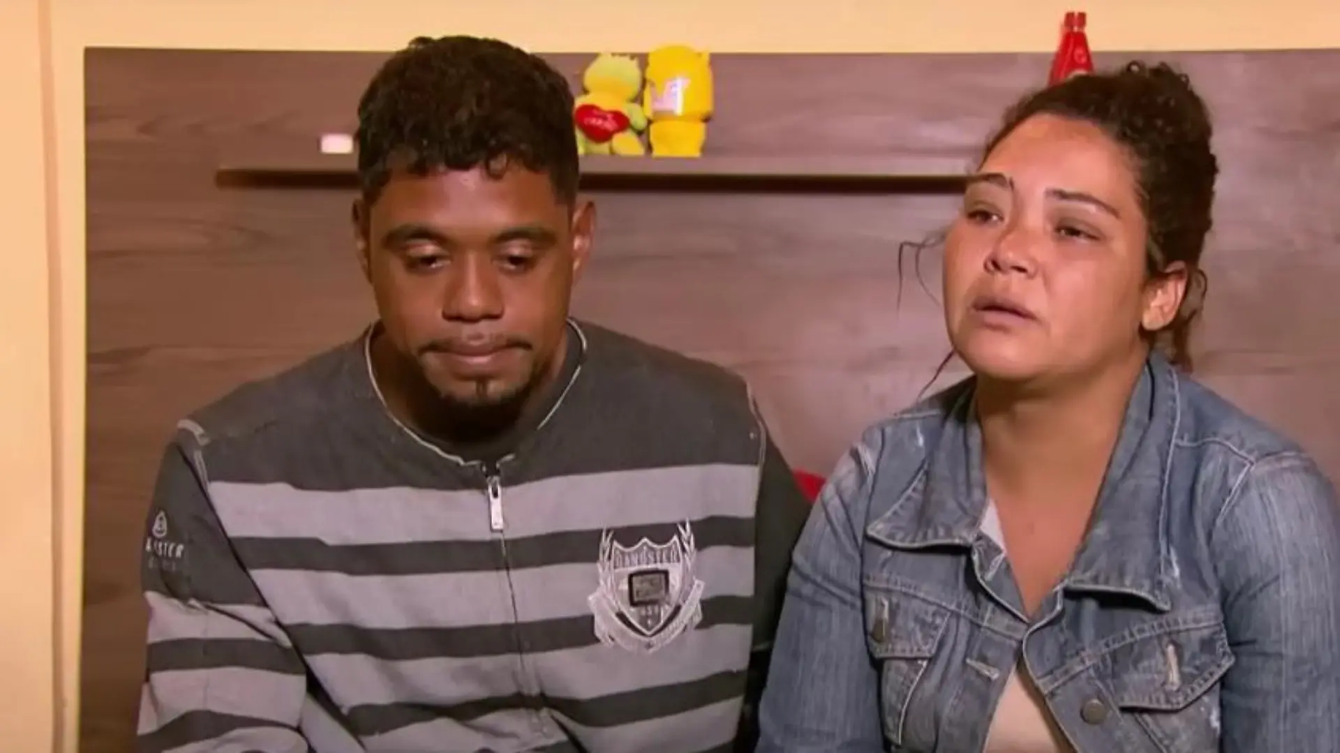 Ranielly Santos (rechts) und ihr Mann Victor da Silva sitzen erschüttert auf einem Bett und trauern.