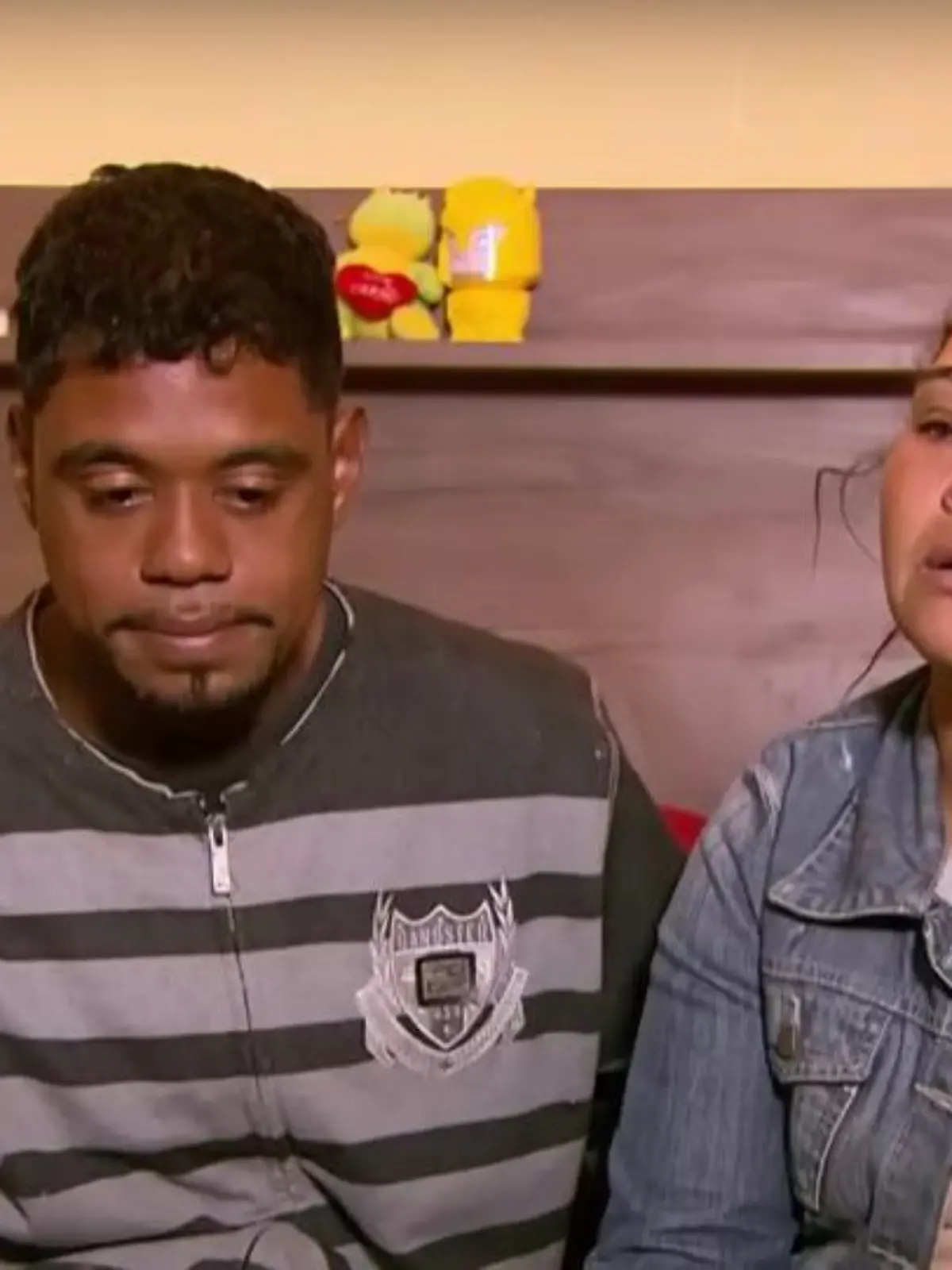 Ranielly Santos (rechts) und ihr Mann Victor da Silva sitzen erschüttert auf einem Bett und trauern.