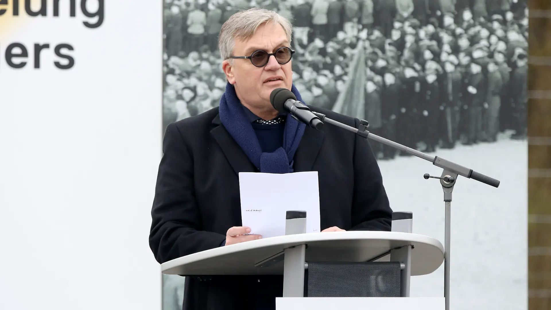 Hape Kerkeling bei der Kranzniederlegung zum 81. Jahrestag der Befreiung des Konzentrationslagers Buchenwald und Mittelbau-Dora. Weimar, 12.04.2026