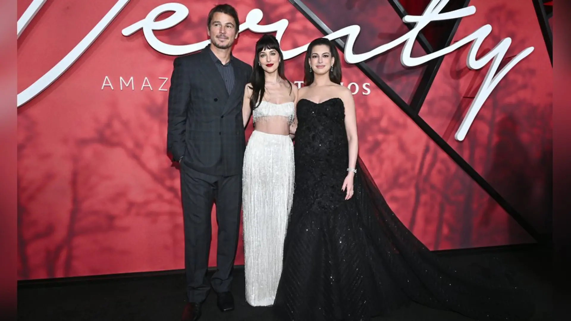 Josh Hartnett, Dakota Johnson und Anne Hathaway (v.l.) bei der "Verity"-Premiere in New York.