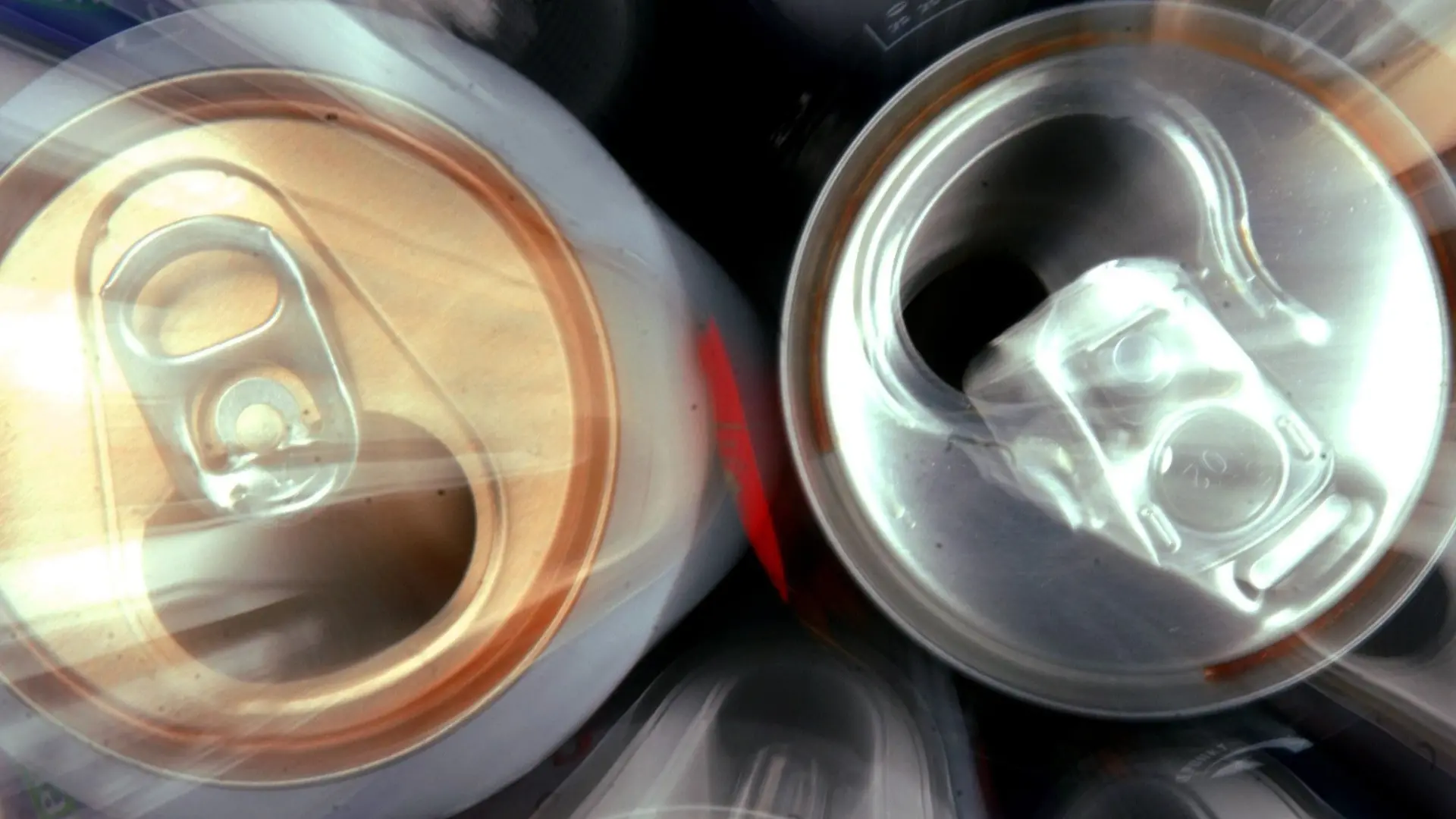 ARCHIV - 13.12.2002, NA, Schwerin: *** CROP *** Leere Getränkedosen (zu dpa: «Energydrink-Konsum unter Kindern und Jugendlichen nimmt zu») Foto: Jens Büttner/dpa +++ dpa-Bildfunk +++