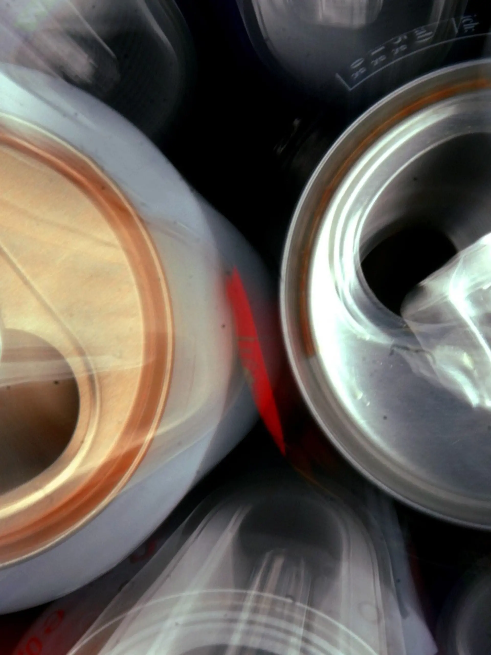 ARCHIV - 13.12.2002, NA, Schwerin: *** CROP *** Leere Getränkedosen (zu dpa: «Energydrink-Konsum unter Kindern und Jugendlichen nimmt zu») Foto: Jens Büttner/dpa +++ dpa-Bildfunk +++