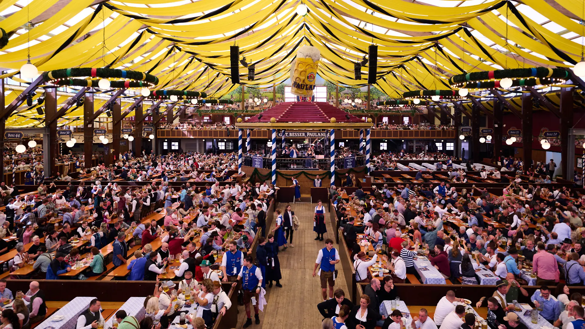 Oktoberfest-Besucher feiern im Paulaner Festzelt