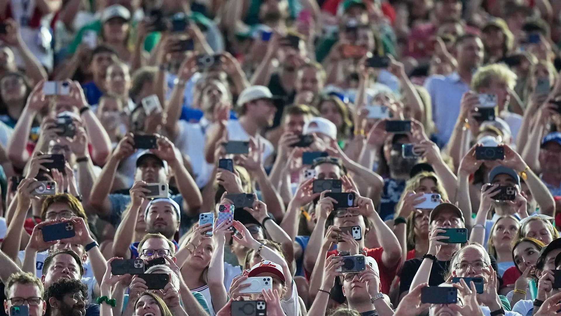 Dass Fans ihre Mobiltelefone zücken, gehört auch im Stadion längst zum Alltag. (Archivbild)
