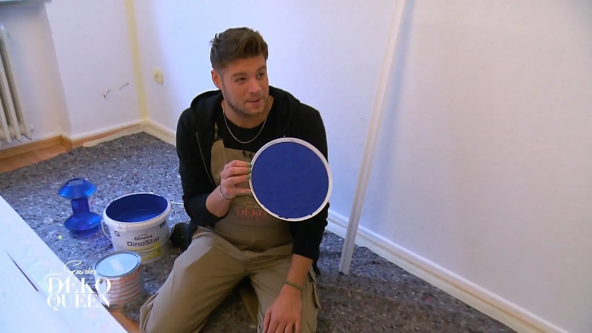 Deko-Boy Tom bringt die richtige Farbe "Leuchtendes Kobaltblau"