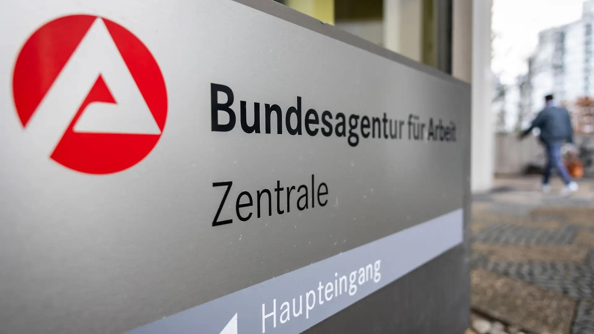Die Zahl der Arbeitslosen in Deutschland ist im September wieder unter die Drei-Millionen-Grenze gefallen (Archivbild). 