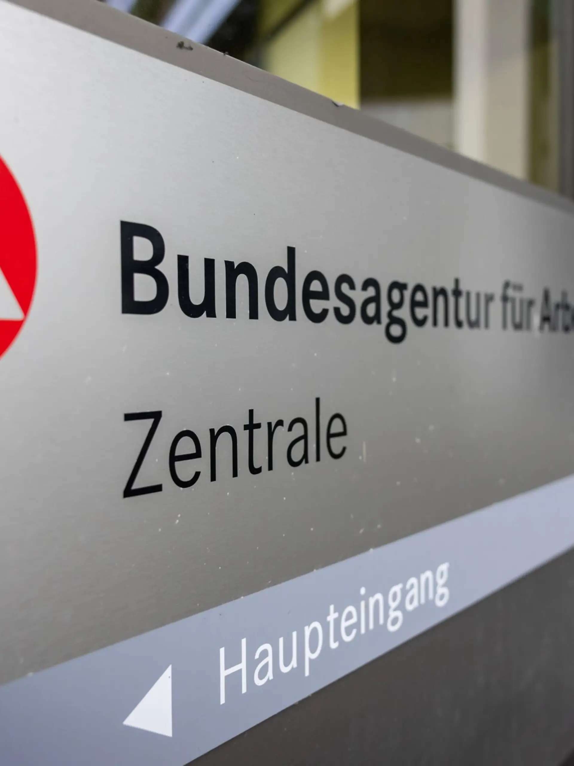 Die Zahl der Arbeitslosen in Deutschland ist im September wieder unter die Drei-Millionen-Grenze gefallen (Archivbild).