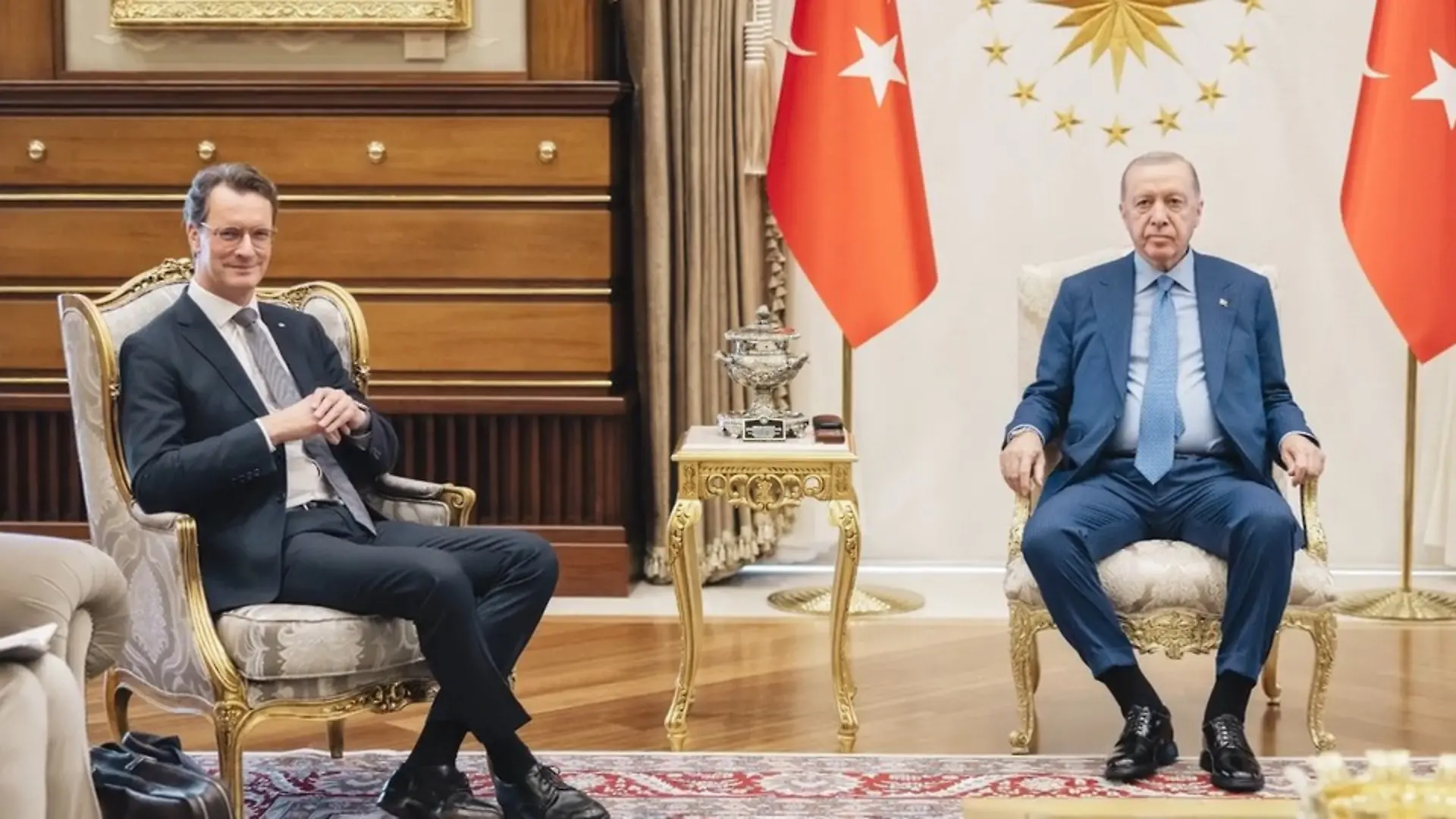 Wüst trifft Erdoğan in Ankara Ungewöhnlicher Empfang!
