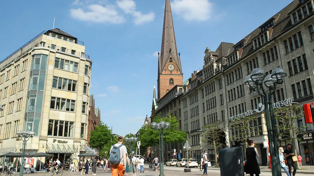 Nach der Aufhebung viele Maßnahmen zur Eindämmung der Coronavirus-Pandemie herrscht in der Flaniermeile/Geschäftsstraße Mönckebergstraße in der Hamburger Innenstadt wieder rege Betriebsamkeit. Altstadt Hamburg *** After the lifting of many measures to contain the coronavirus pandemic, the Mönckebergstraße shopping street in Hamburgs city centre is once again bustling with activity Altstadt Hamburg