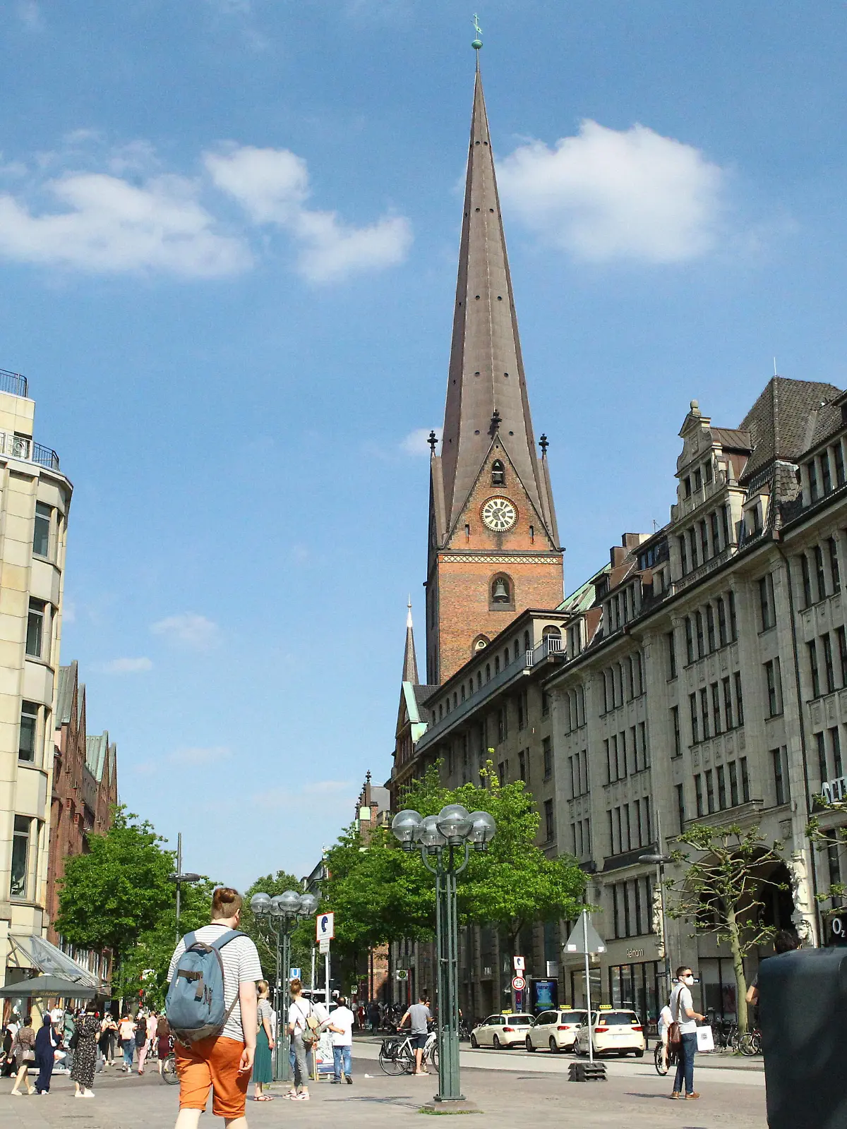  Nach der Aufhebung viele Maßnahmen zur Eindämmung der Coronavirus-Pandemie herrscht in der Flaniermeile/Geschäftsstraße Mönckebergstraße in der Hamburger Innenstadt wieder rege Betriebsamkeit. Altstadt Hamburg *** After the lifting of many measures to contain the coronavirus pandemic, the Mönckebergstraße shopping street in Hamburgs city centre is once again bustling with activity Altstadt Hamburg