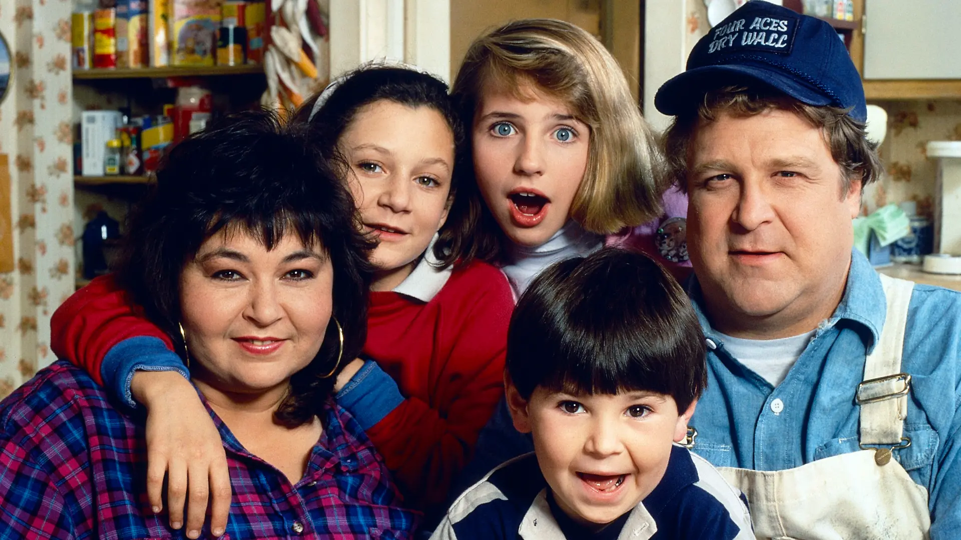 ROSEANNE, from left: Roseanne Barr, Sara Gilbert, Alicia Goranson, Michael Fishman, John Goodman, (Season 1, 1988), 1988-2018. ©ABC / Courtesy Everett Collection