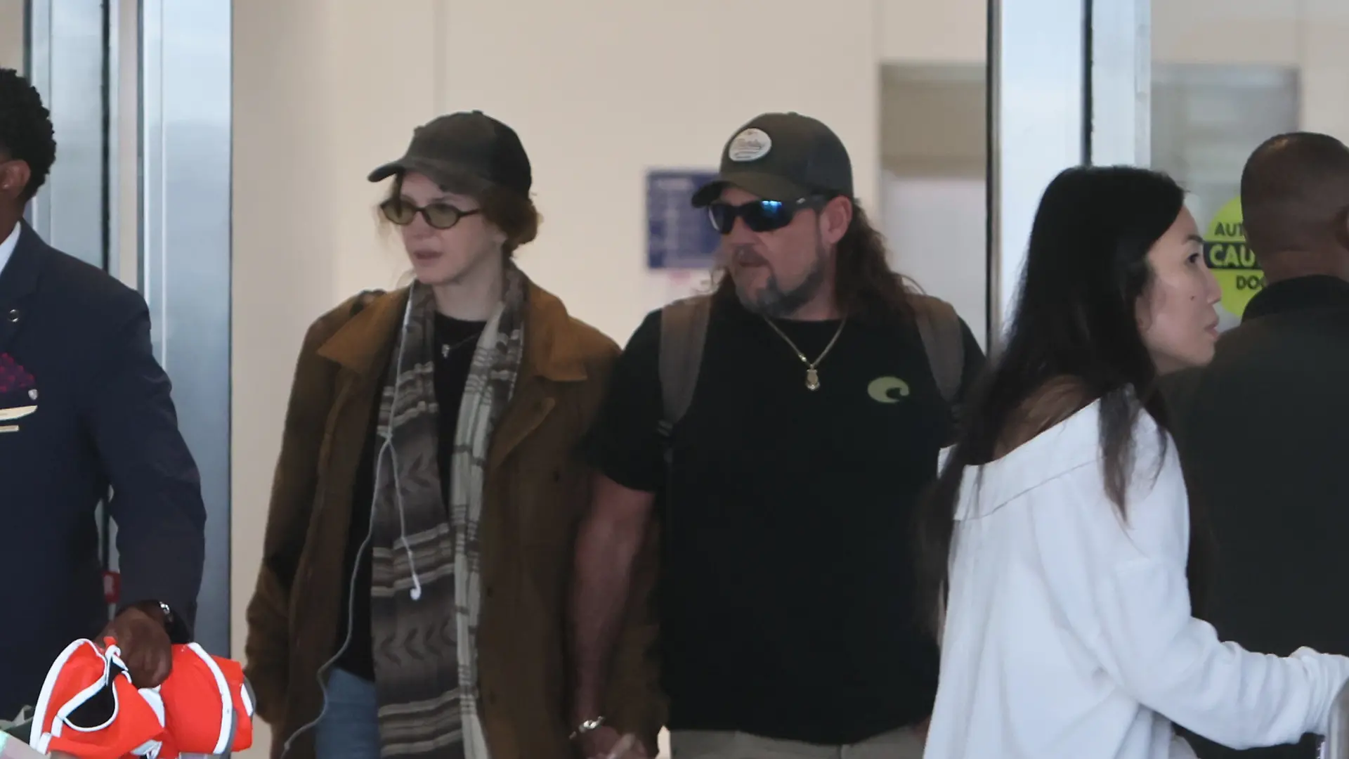 Lana del Rey versteckt sich mit diesem Look am Flughafen.