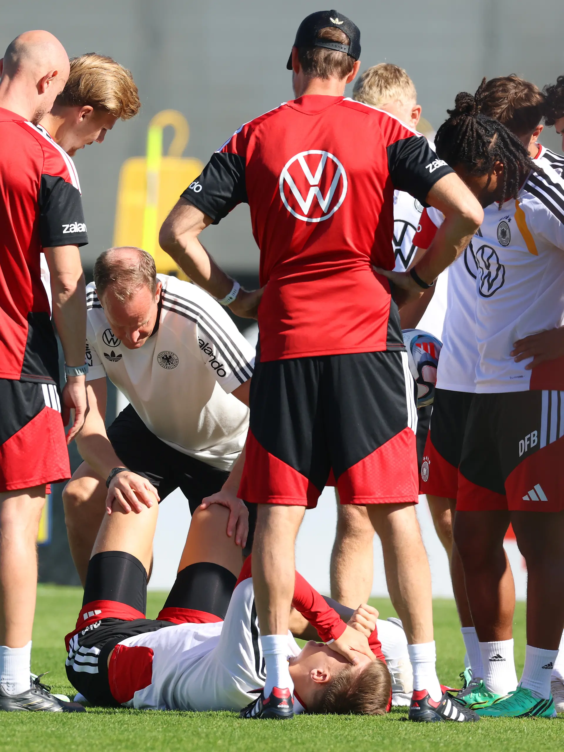 Bild zu: "Nicht schon wieder!!! Schlotterbeck verletzt sich im Training"