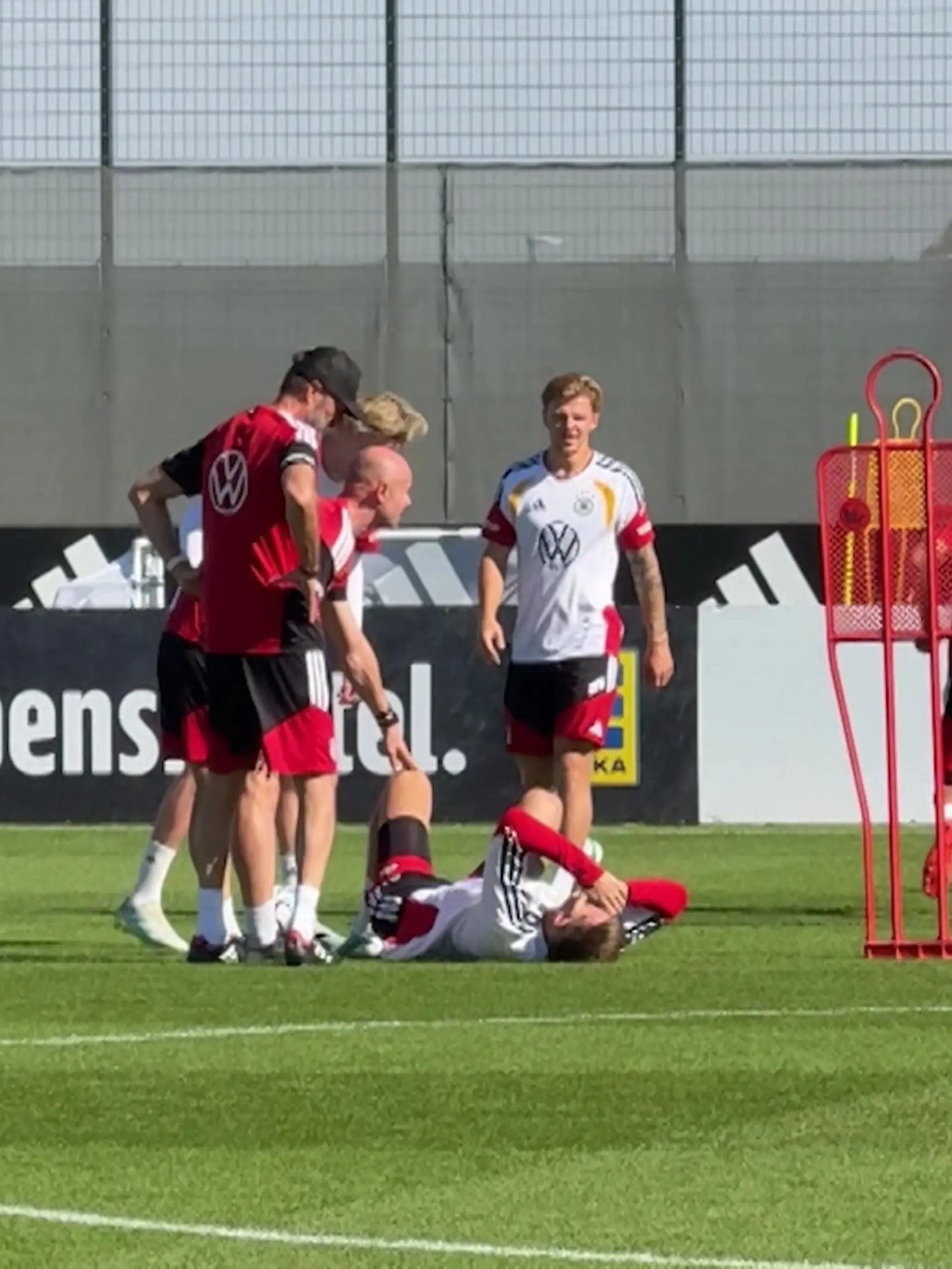 Bild zu: "Sorge um DFB-Star! Schlotterbeck knickt im Training um"