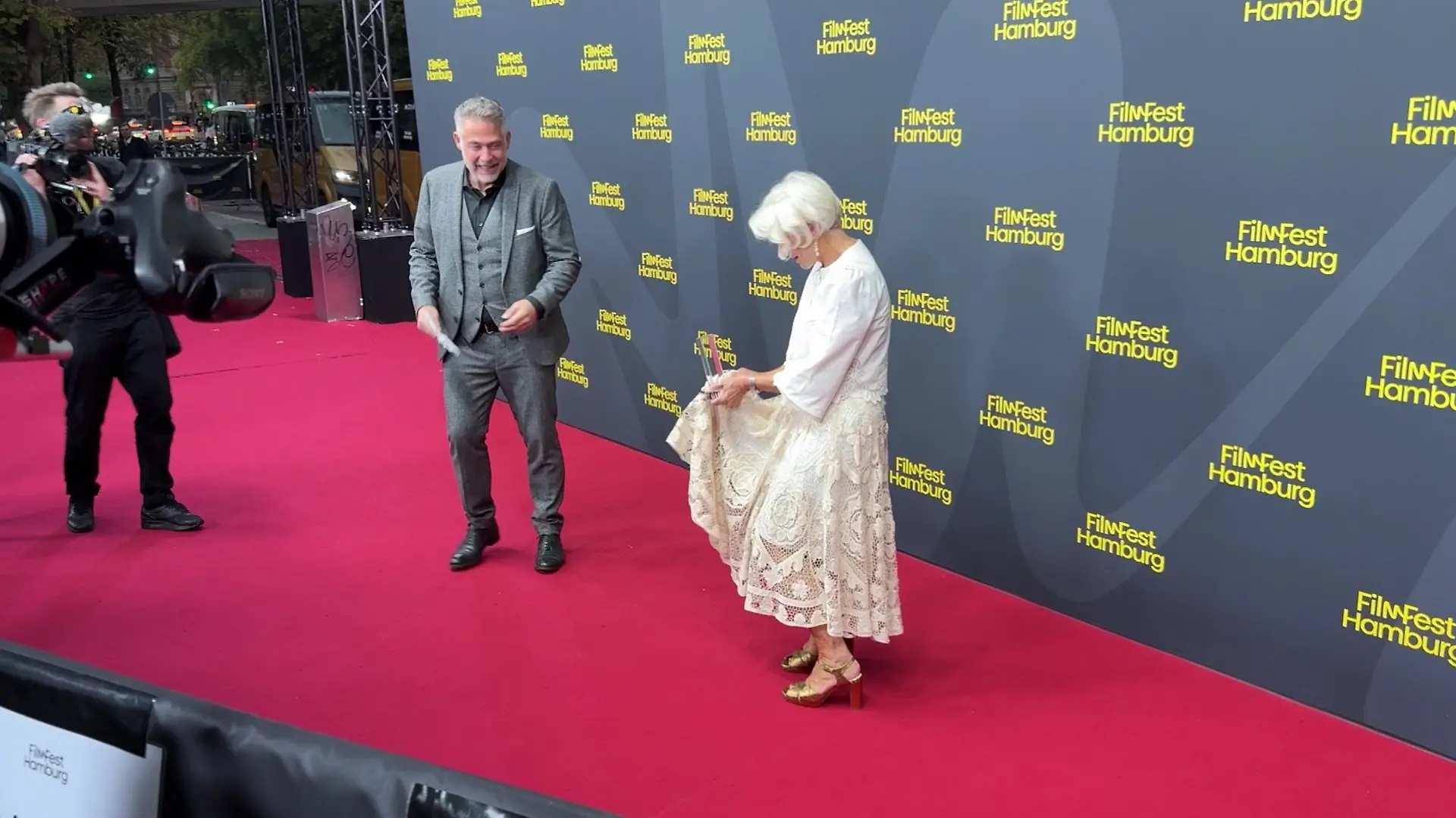 Das gute Kleid! Helen Mirren poliert ihre Trophäe.