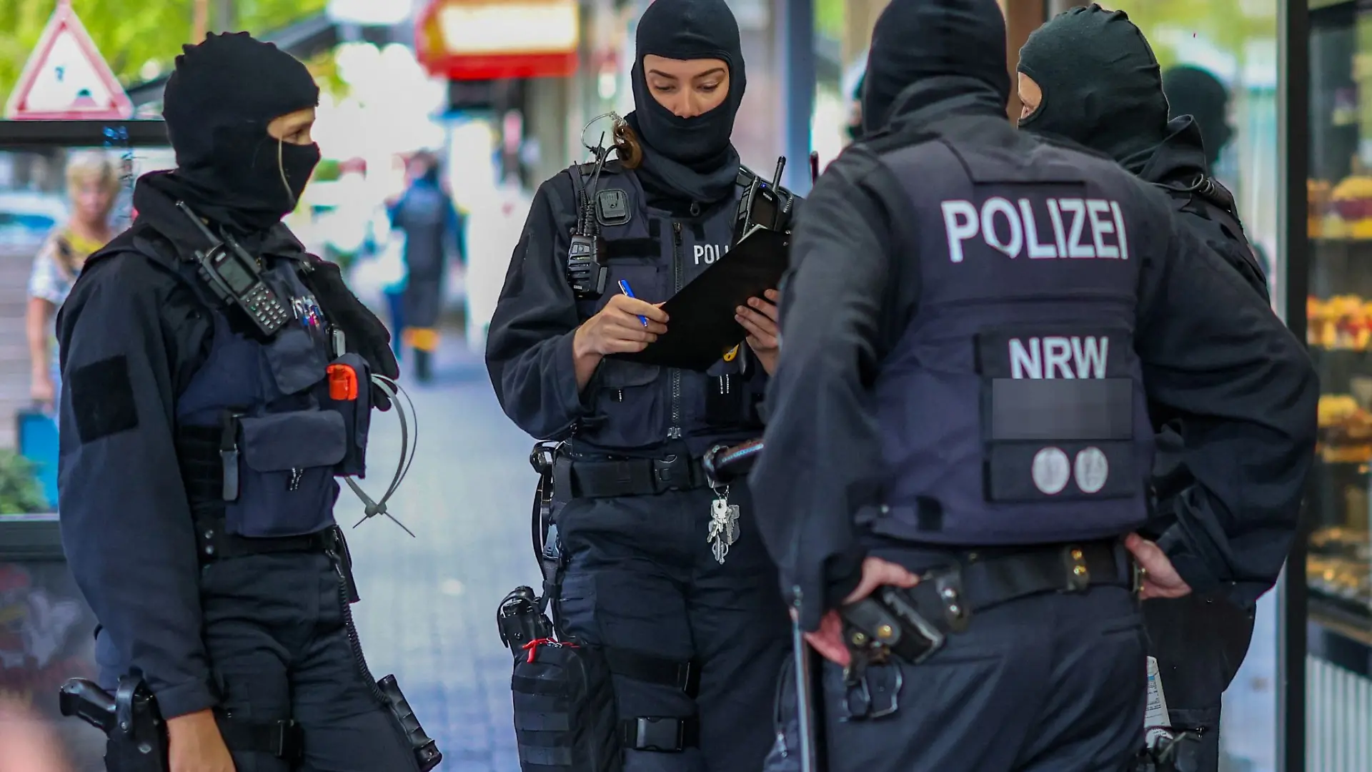 Polizeibeamte während der Razzia in Duisburg