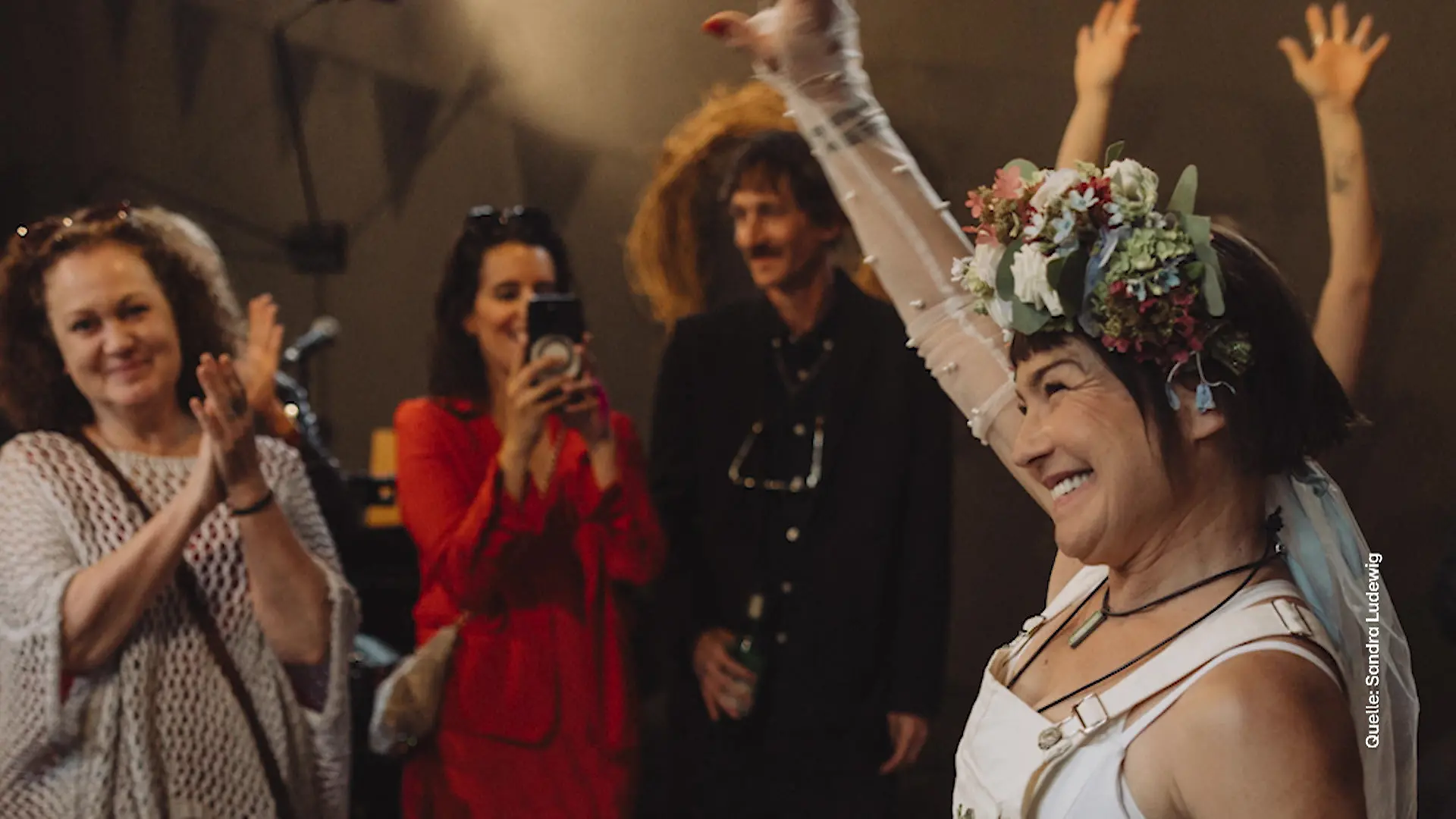 Serienstar Claudia Schmutzler heiratet sich selbst „Nicht aus Mangel. Nicht aus Trotz"