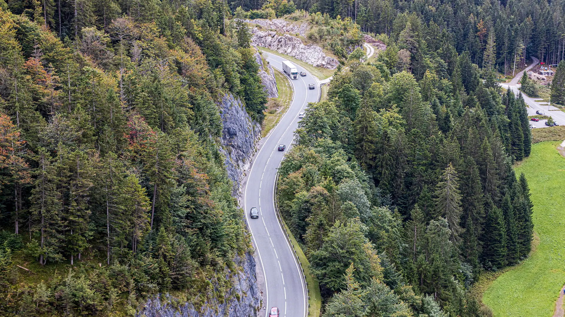 Die Fernpassstraße (B179) schlängelt sich durch die Tiroler Berglandschaft. Steile Hänge, Felswände und abschüssiges Gelände prägen Teile der viel befahrenen Strecke.