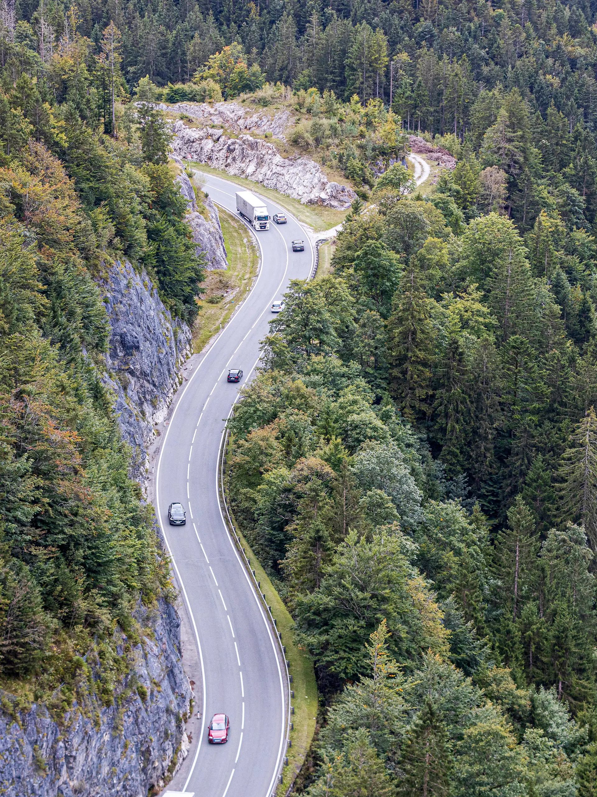 Die Fernpassstraße (B179) schlängelt sich durch die Tiroler Berglandschaft. Steile Hänge, Felswände und abschüssiges Gelände prägen Teile der viel befahrenen Strecke.