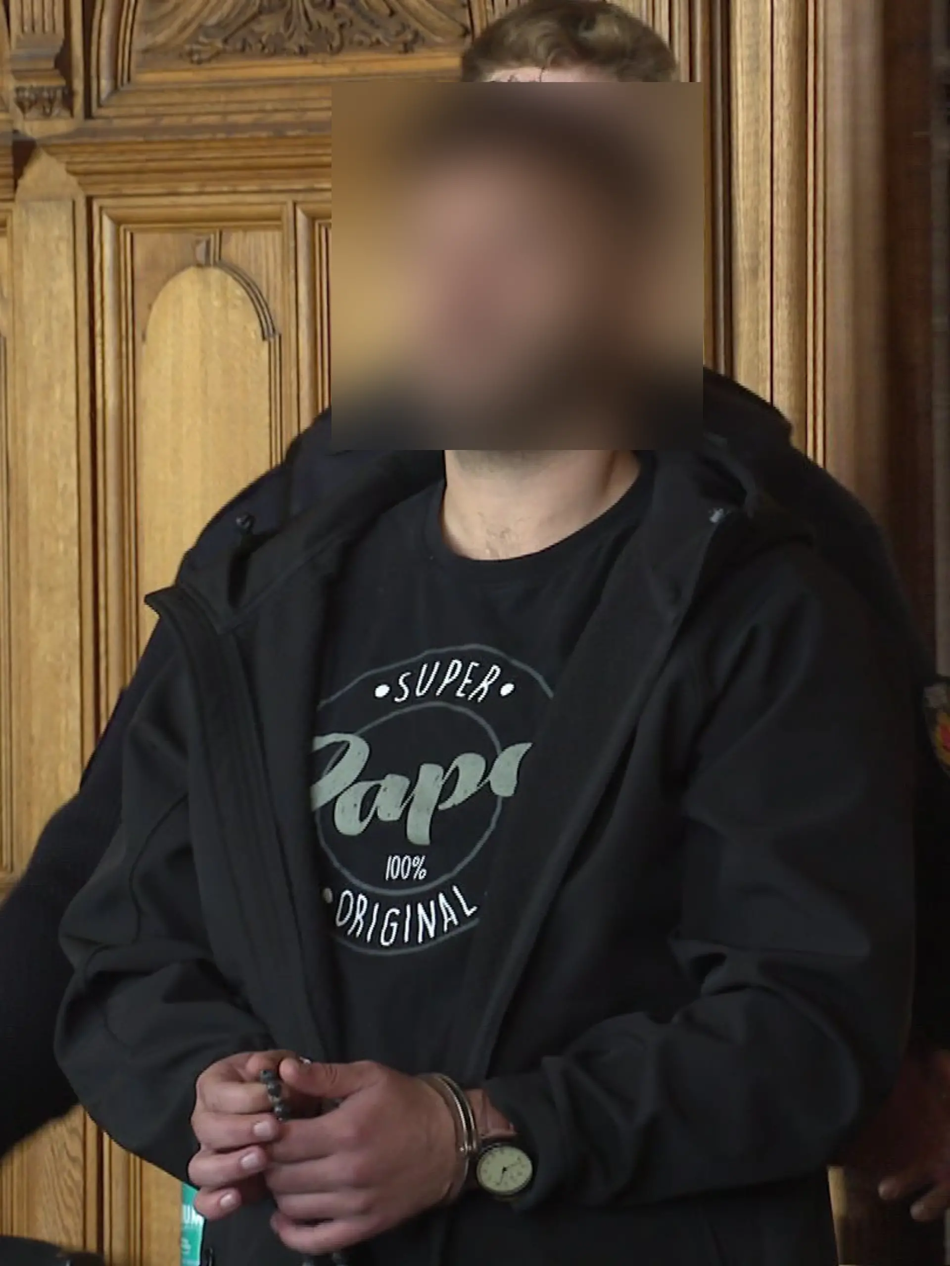 Der Angeklagte Kayahan Ö. trägt am Tag der Urteilsverkündung vor Gericht.