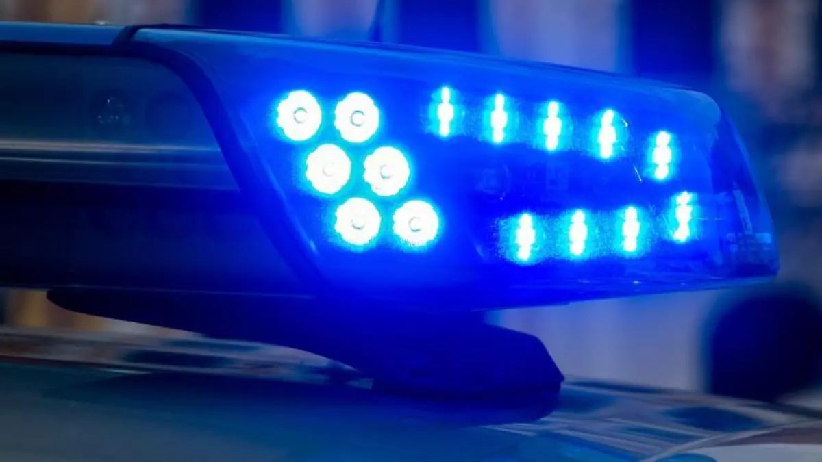 Ein Blaulicht der Polizei leuchtet auf