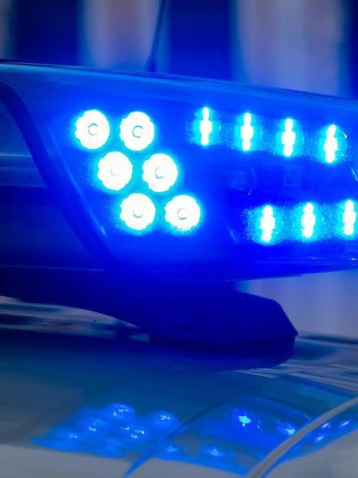 Ein Blaulicht der Polizei leuchtet auf