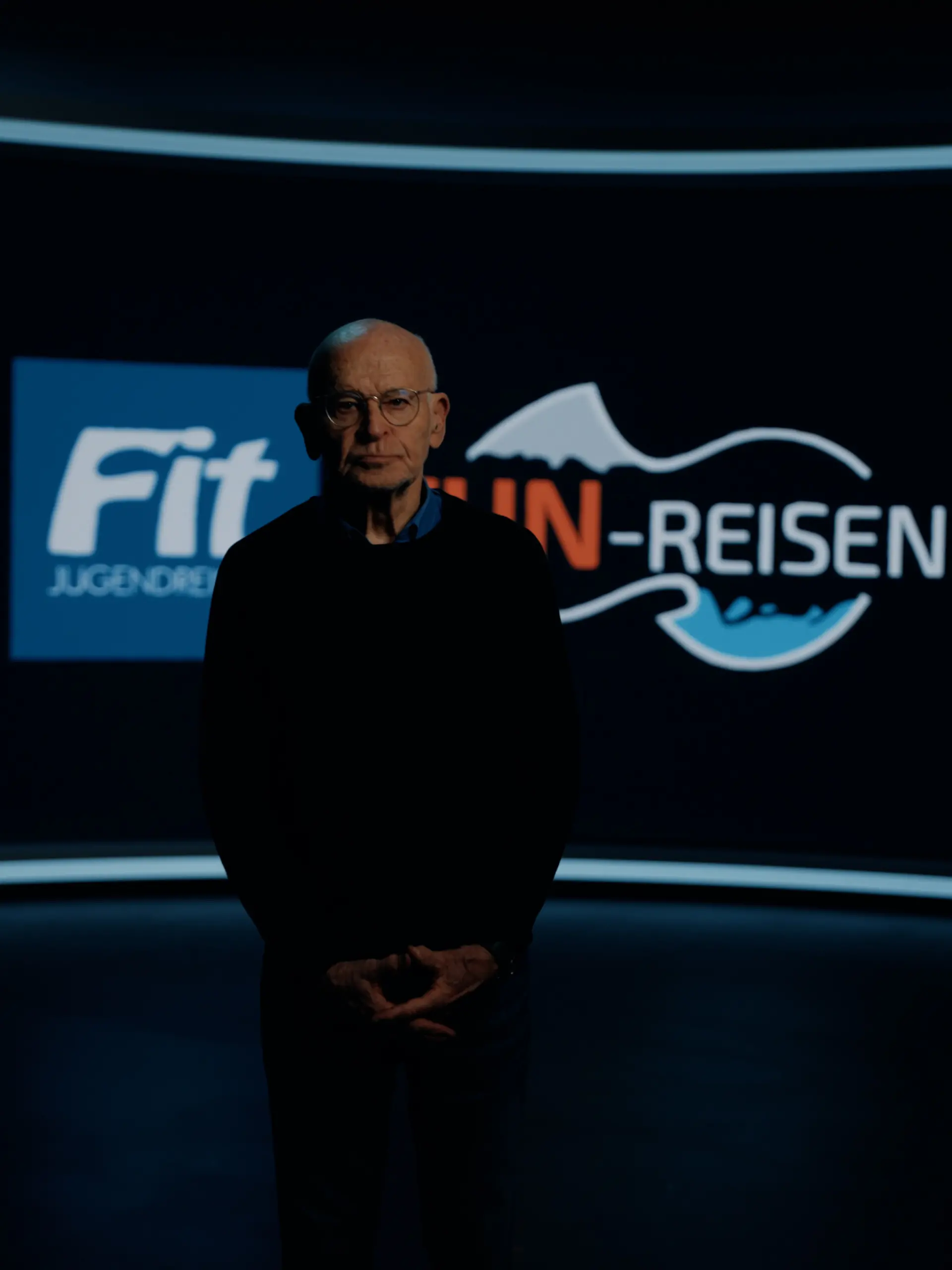 Günter Wallraff und sein Team recherchieren undercover bei Jugendreise-Unternehmen.