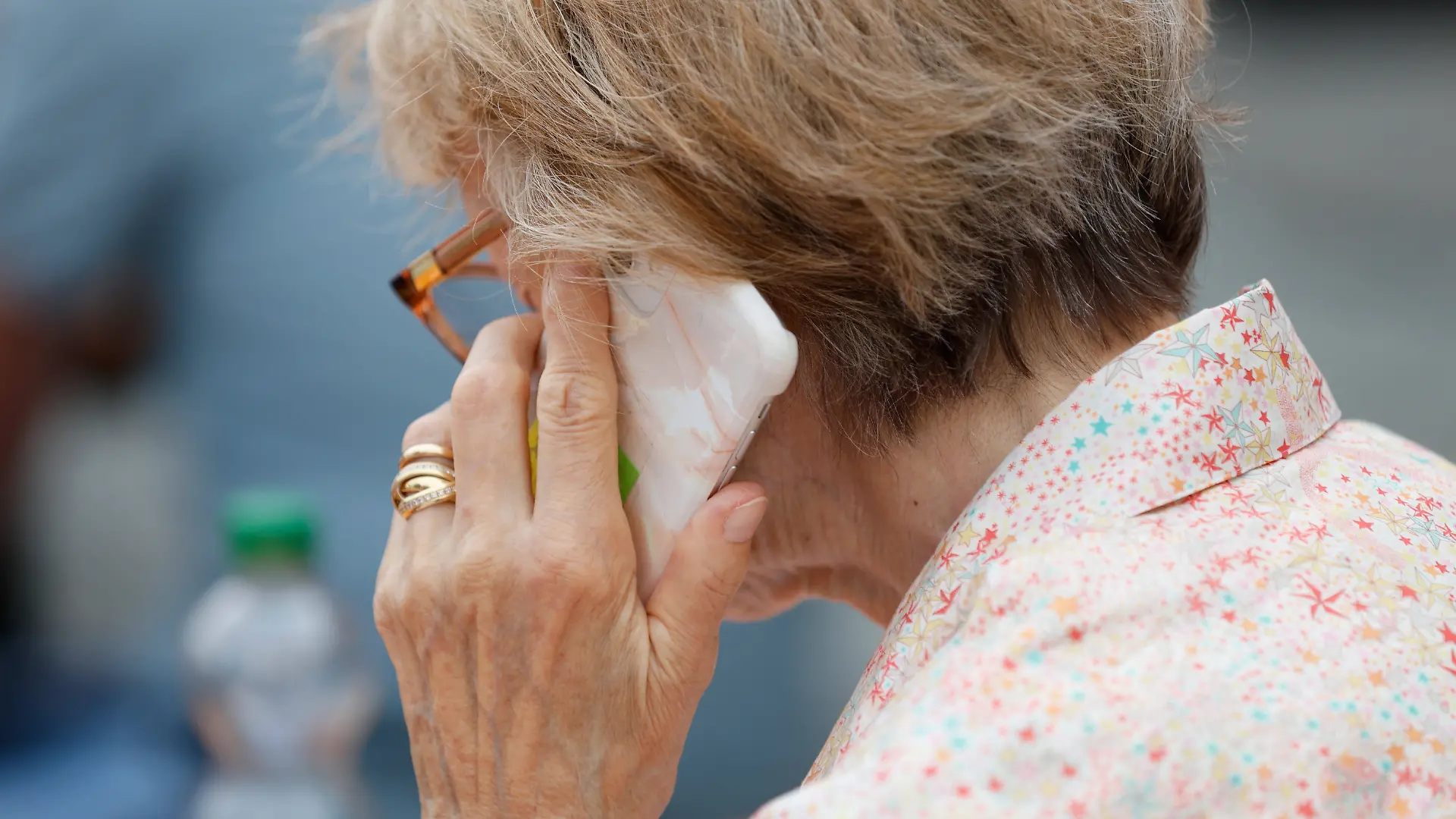 Mit sogenannten Schockanrufen setzen Betrüger ihre Opfer gezielt unter Druck. Eine Seniorin aus Werl verlor so Bargeld und Schmuck im Wert von rund 32.000 Euro. (Symbolbild)
