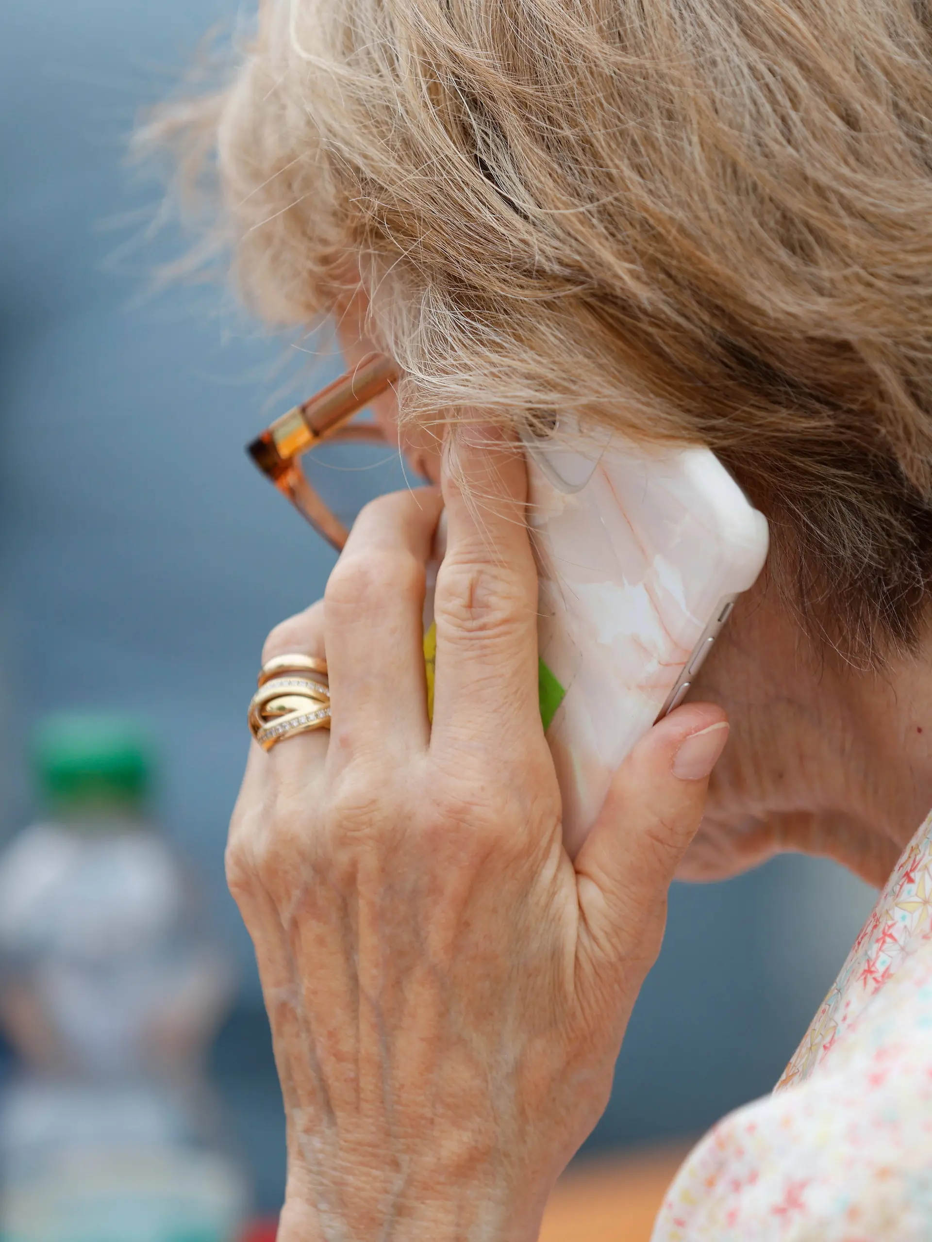 Mit sogenannten Schockanrufen setzen Betrüger ihre Opfer gezielt unter Druck. Eine Seniorin aus Werl verlor so Bargeld und Schmuck im Wert von rund 32.000 Euro. (Symbolbild)