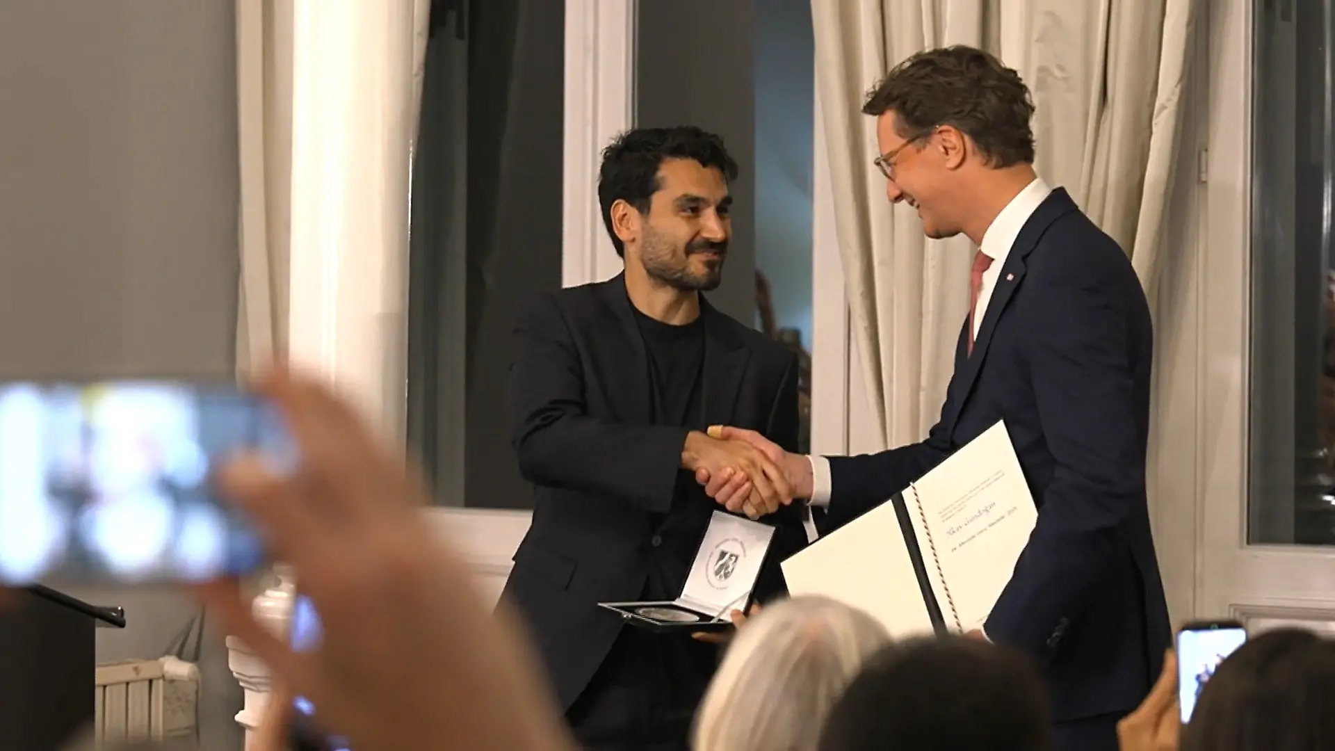 Wüst verleiht Medaille an Gündoğan Reise in die Türkei