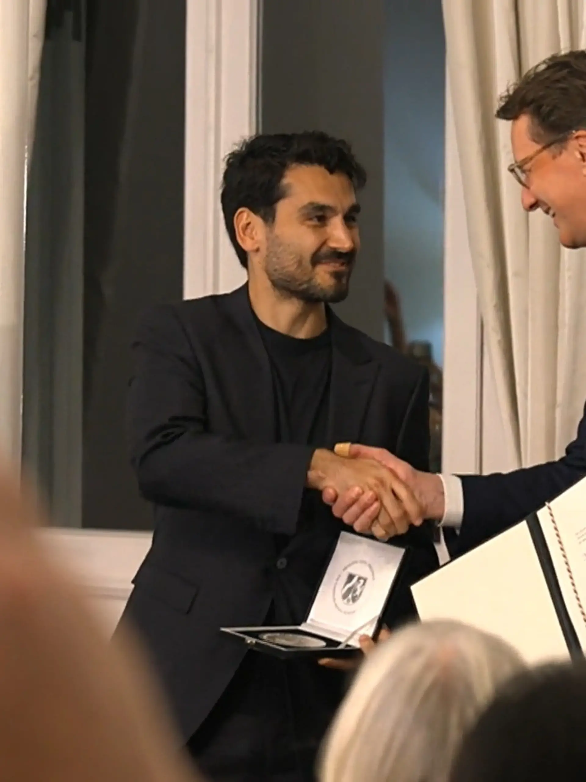 Bild zu: "Wüst verleiht Medaille an Gündoğan"