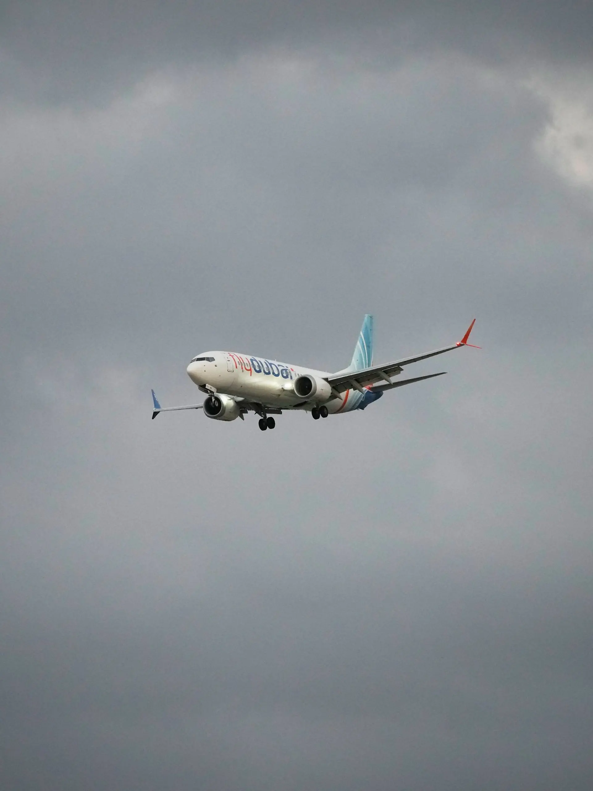 30.09.2026, Israel, Tel Aviv: Ein Flugzeug der Fluggesellschaft FlyDubai mit israelischen Passagieren an Bord, die zuvor in einem anderen FlyDubai-Flugzeug gesessen hatten, das in Saudi-Arabien notgelandet war, nähert sich dem Ben-Gurion-Flughafen in der Nähe von Tel Aviv. Foto: Ohad Zwigenberg/AP/dpa +++ dpa-Bildfunk +++