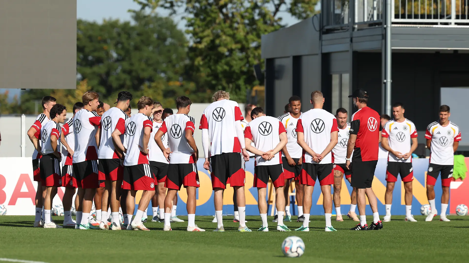 Mannschaftskreis mit Juergen Klopp (Deutschland, Bundestrainer), GER, Deutschland Nationalmannschaft, Training, Fussball, UEFA Nations League, Saison 2026/2027, 29.09.2026, Foto: Eibner-Pressefoto/Jenni Maul