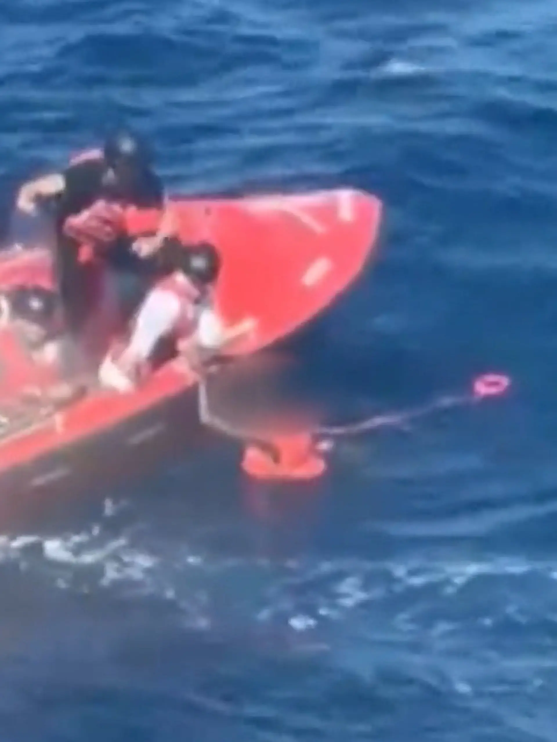 Bild zu: "Crew von Kreuzfahrtschiff reagiert sofort – Geflüchtete in Seenot!"