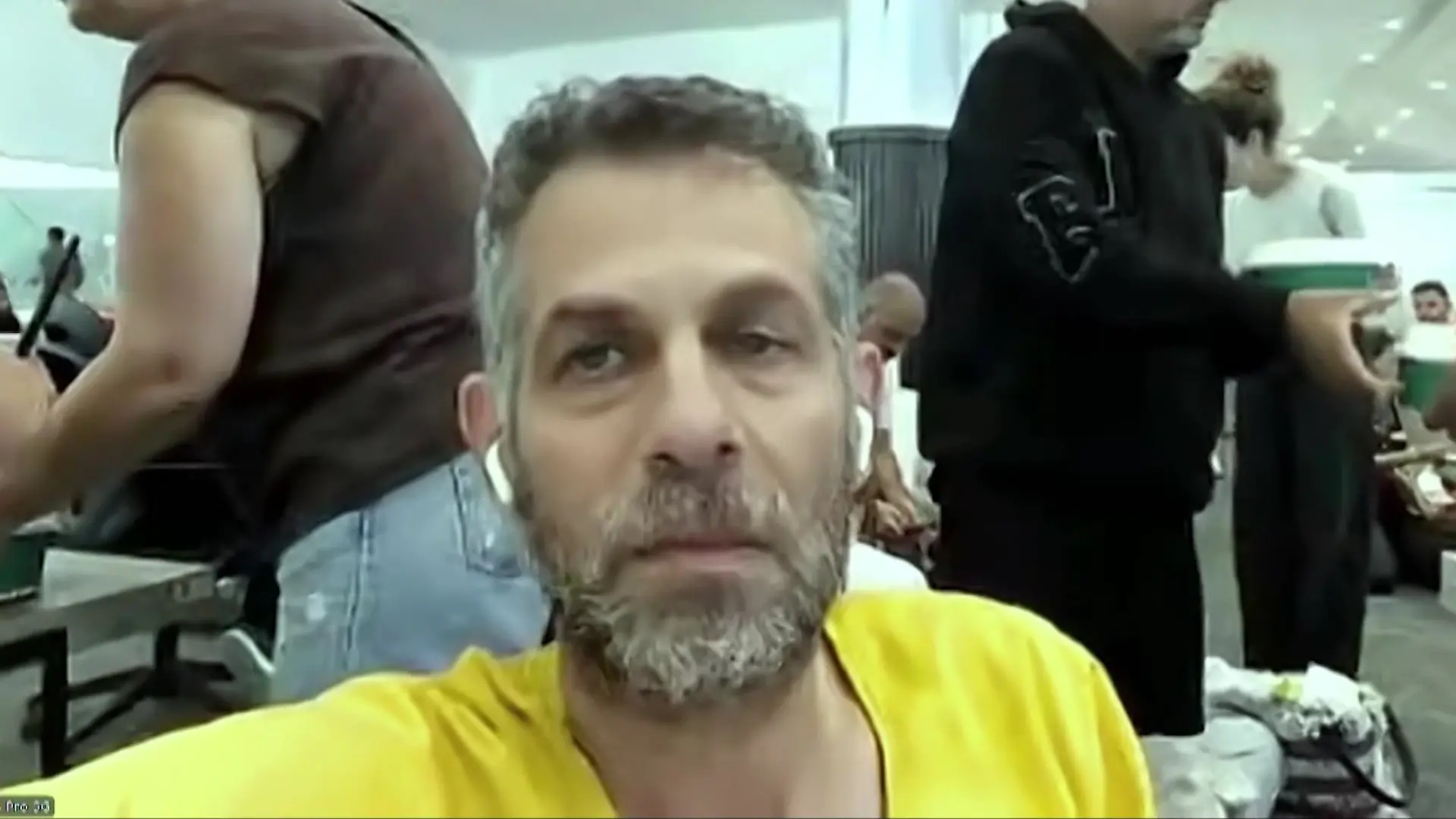 Plötzlich sackt die Maschine ab, vorne im Flugzeug bricht Tumult aus. Für die Passagiere von Flydubai-Flug FZ1073 nach Tel Aviv beginnen Minuten voller Angst. Nach Angaben israelischer Regierungsvertreter soll ein Pilot seinen Kollegen mit einem Messer attackiert und versucht haben, die Maschine zum Absturz zu bringen. Das genaue Motiv wird noch untersucht. 