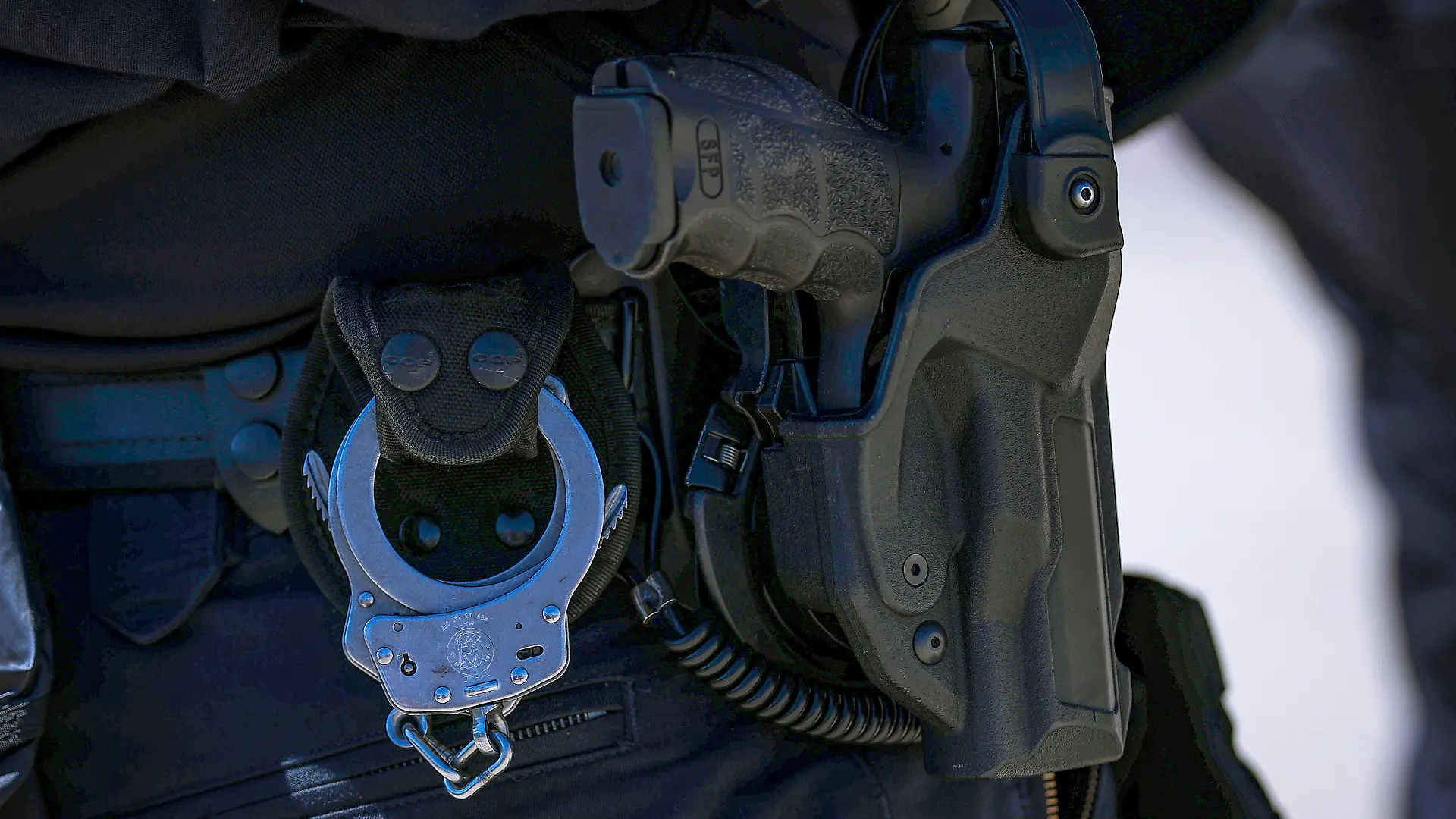 23.05.2026, Berlin, Großeinsatz der Polizei rund um das DFB-Pokal Finale. Einsatzgürtel mit Handschellen und Schusswaffe in Nahaufnahme