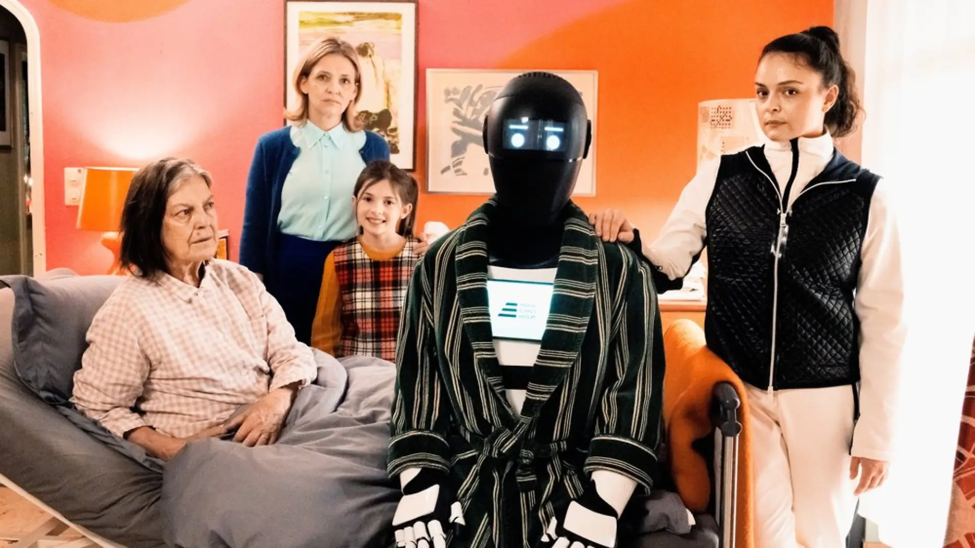 "Frau Winkler verlässt das Haus" (v.l.): Frau Winkler (Angela Winkler), Emi Winkler (Laura Tonke), Billie Winkler (Zoë Baier), Pawlowitsch (Josef Ellers) und Selma (Via Jikeli).