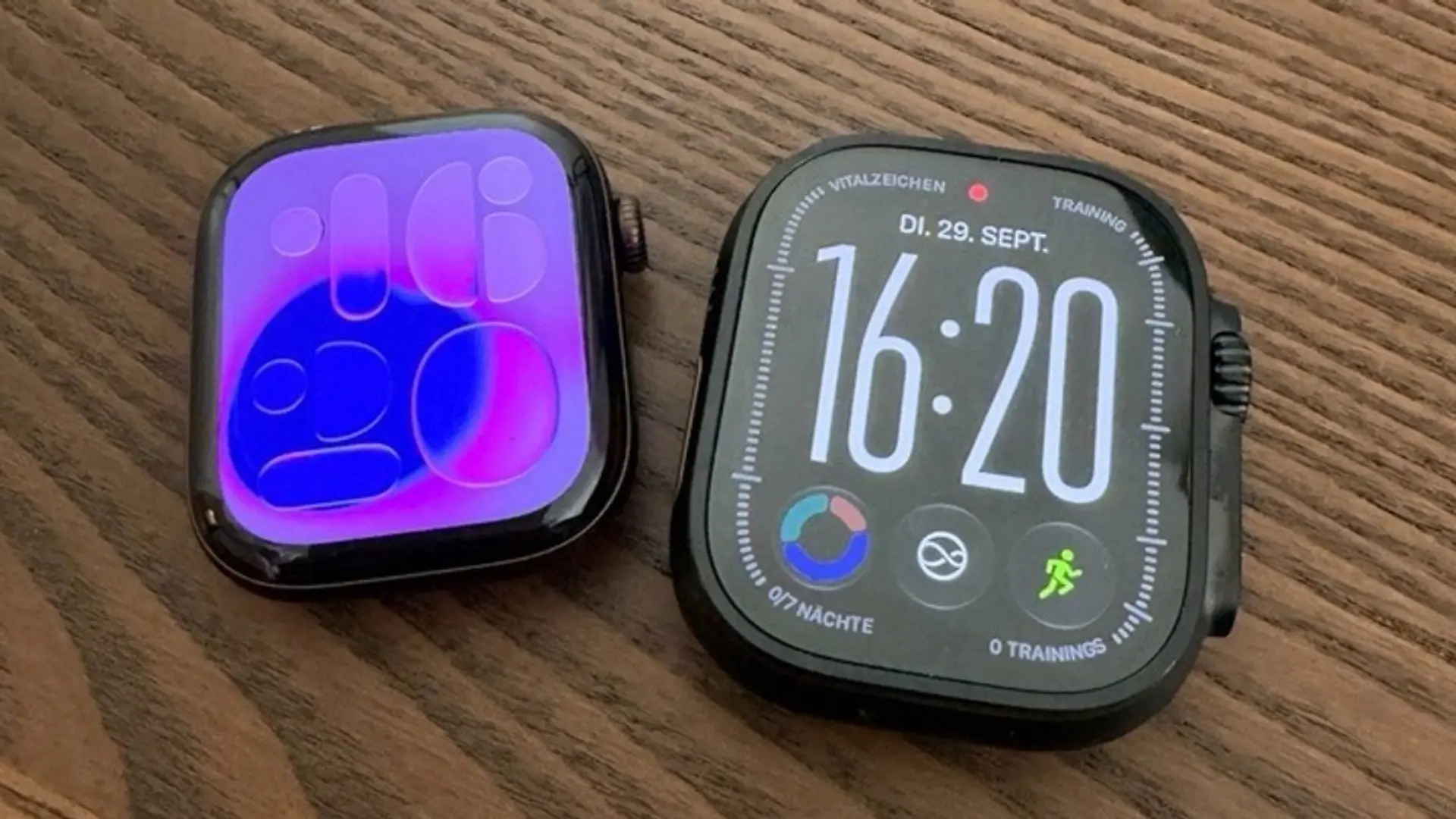 Die neue Apple Watch Series 12 (li.) und die deutliche größere Apple Watch Ultra 4.