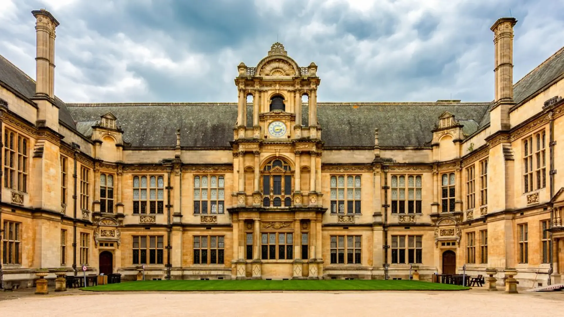 Historische Bibliotheken, jahrhundertealte Universitäten und herbstliche Gassen prägen die Dark-Academia-Ästhetik.