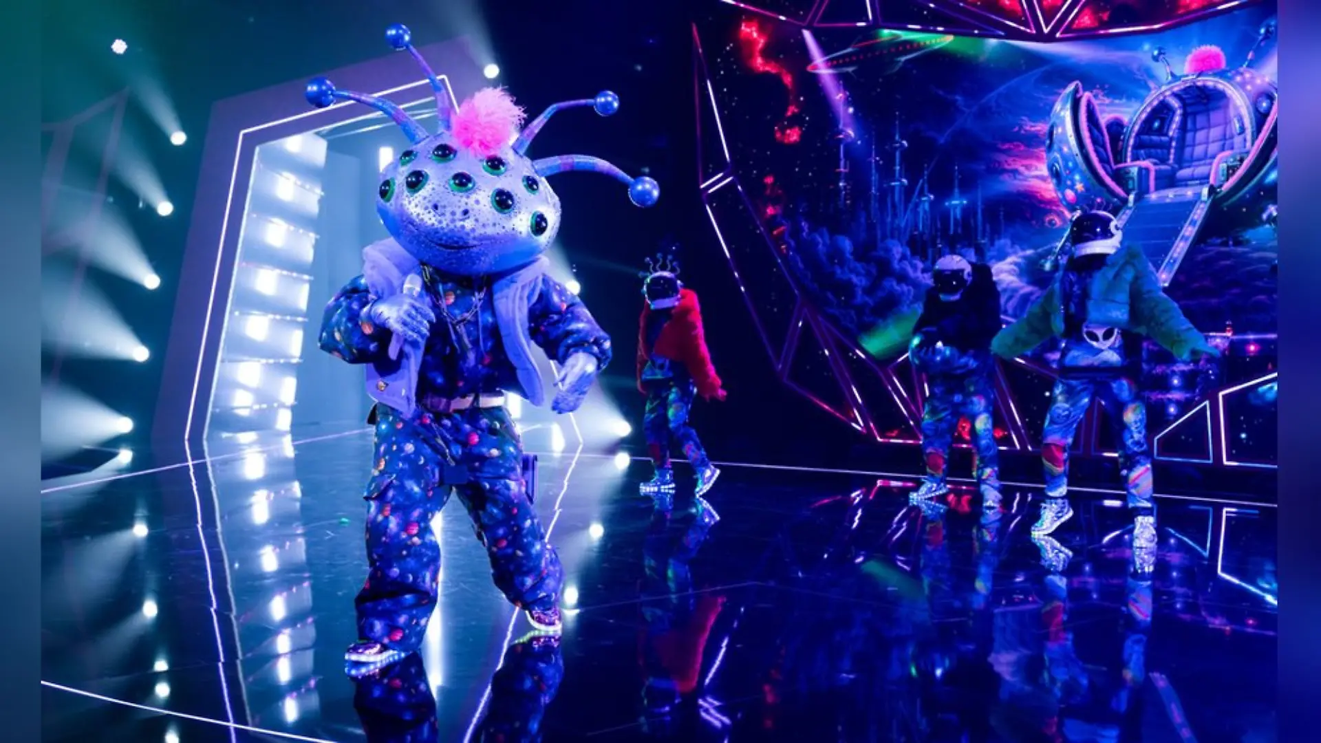 Wer ist Alien "Cosma"? Amira Aly ahnt es gleich.