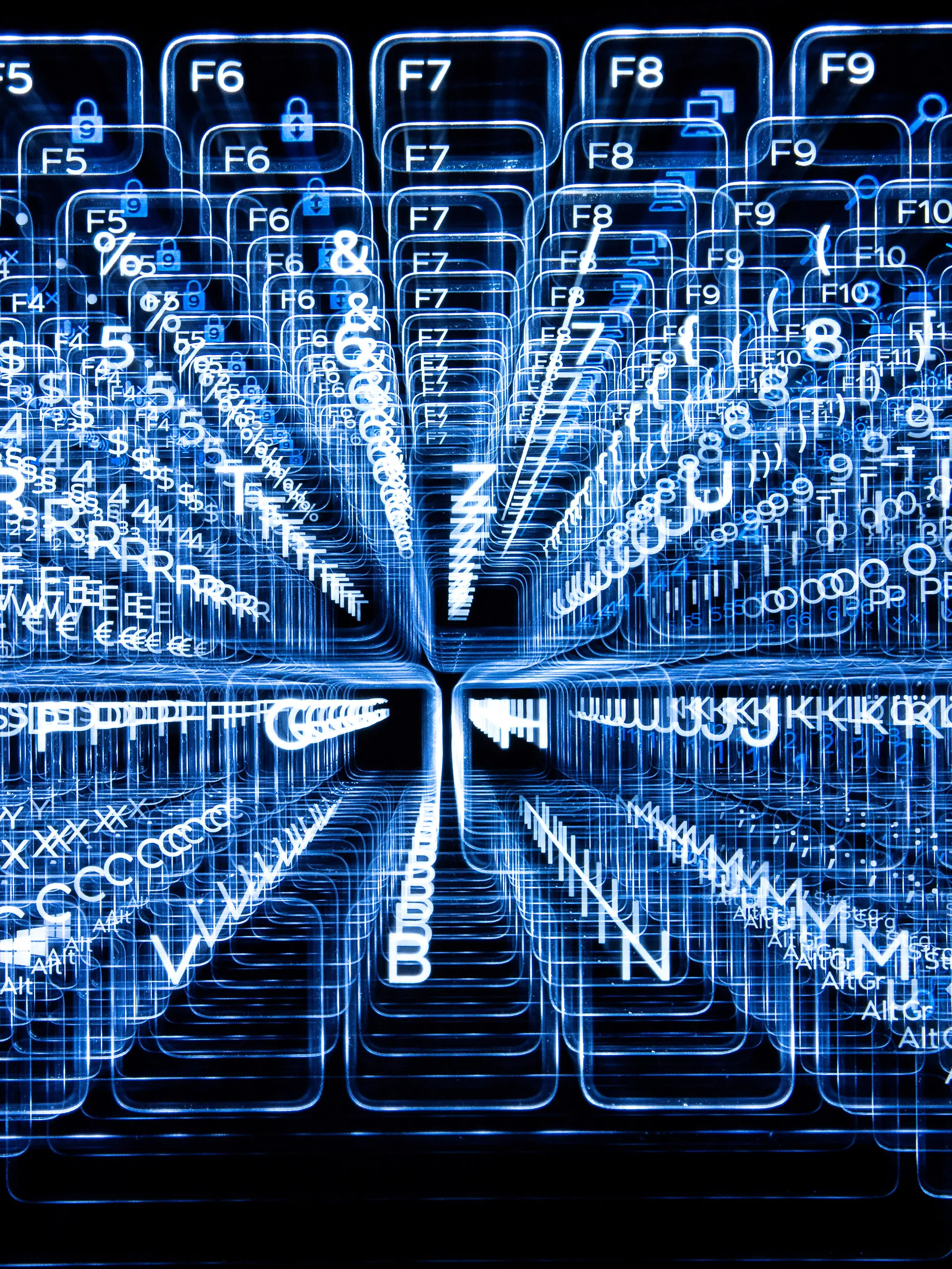 Tasten einer beleuchteten Tastatur (Aufnahme mit Zoomeffekt). Beschäftigte in Deutschland gehören beim Einsatz autonomer Künstlicher Intelligenz zur weltweiten Spitzengruppe. (zu dpa: «Deutschland bei KI-Agenten weltweit in der Spitzengruppe») +++ dpa-Bildfunk +++