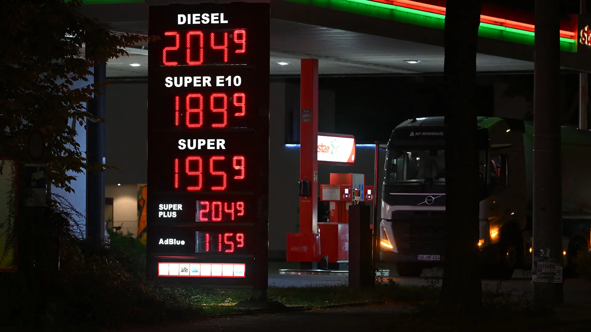 Vom 1. Oktober bis Ende Dezember 2026 wird die Energiesteuer auf Benzin und Diesel um rund 14 Cent je Liter gesenkt. Mit Mehrwertsteuer ergibt sich nach Angaben der Bundesregierung eine Entlastung von bis zu 17 Cent pro Liter.